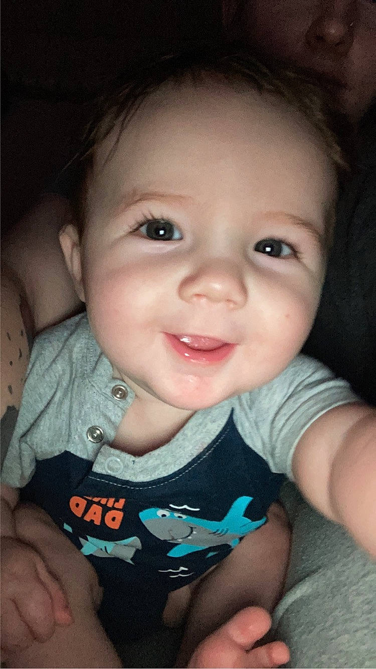 Arthur is registered to the contest to win money with this photo: arm, cheek, chin, eye, eyebrow, eyelash, facial_expression, flash_photography, forehead, hand, iris, jaw, joy, lip, mouth, neck, nose, organ, person, skin