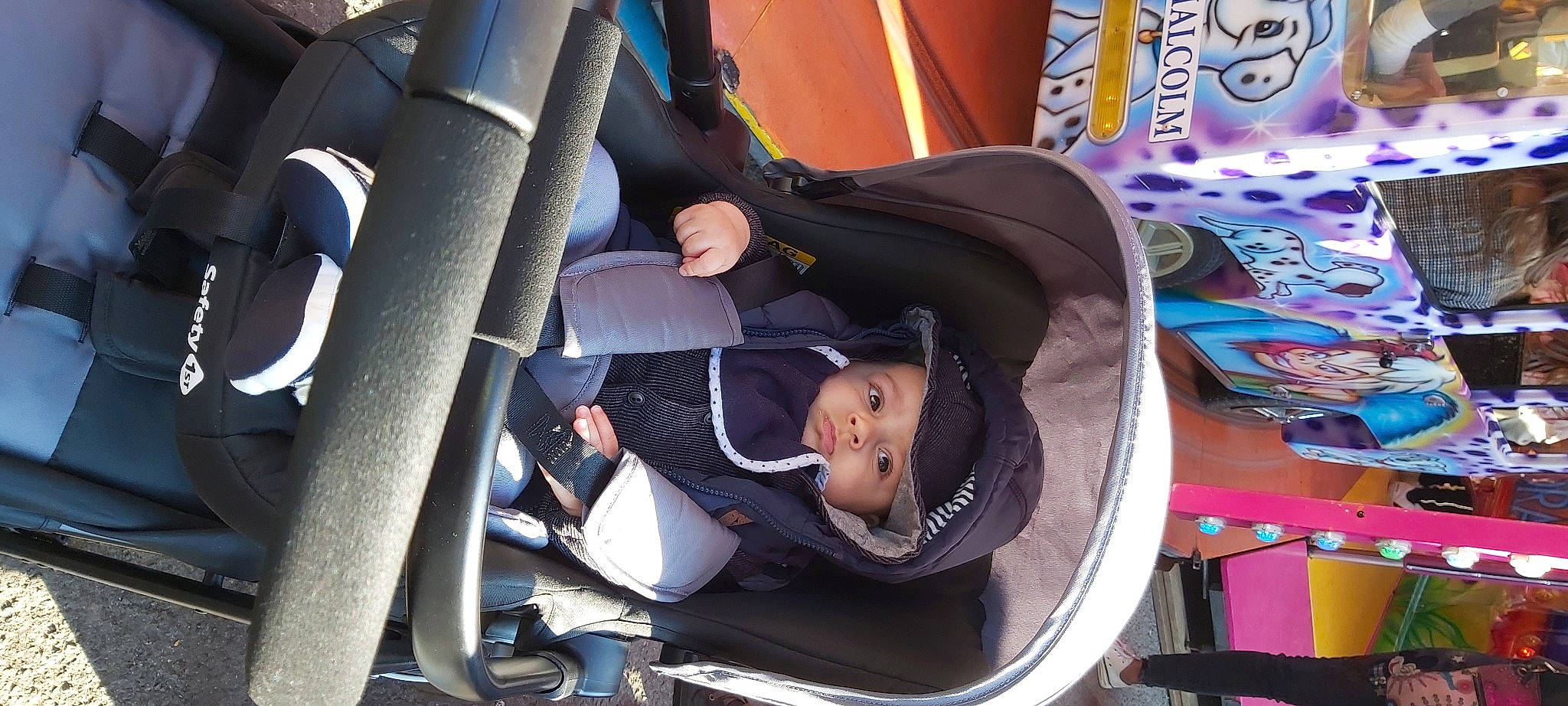 Ugo participe au concours pour gagner de l'argent avec cette photo : auto_part, automotive_design, automotive_exterior, automotive_wheel_system, baby, baby_carriage, baby_products, car_seat, car_seat_cover, comfort, family_car, head_restraint, headwear, luxury_vehicle, mode_of_transport, motor_vehicle, person, product, snapshot, toddler