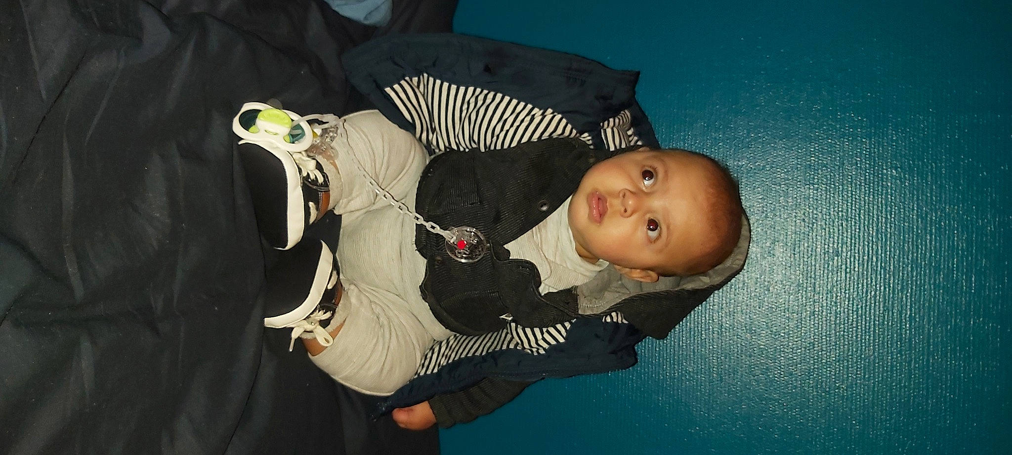 Ugo a rejoint le concours — aidez-le/la à gagner de superbes lots ! baby, baby_products, baby_toddler_clothing, fun, hat, person, personal_protective_equipment, sleeve, toddler, wrist