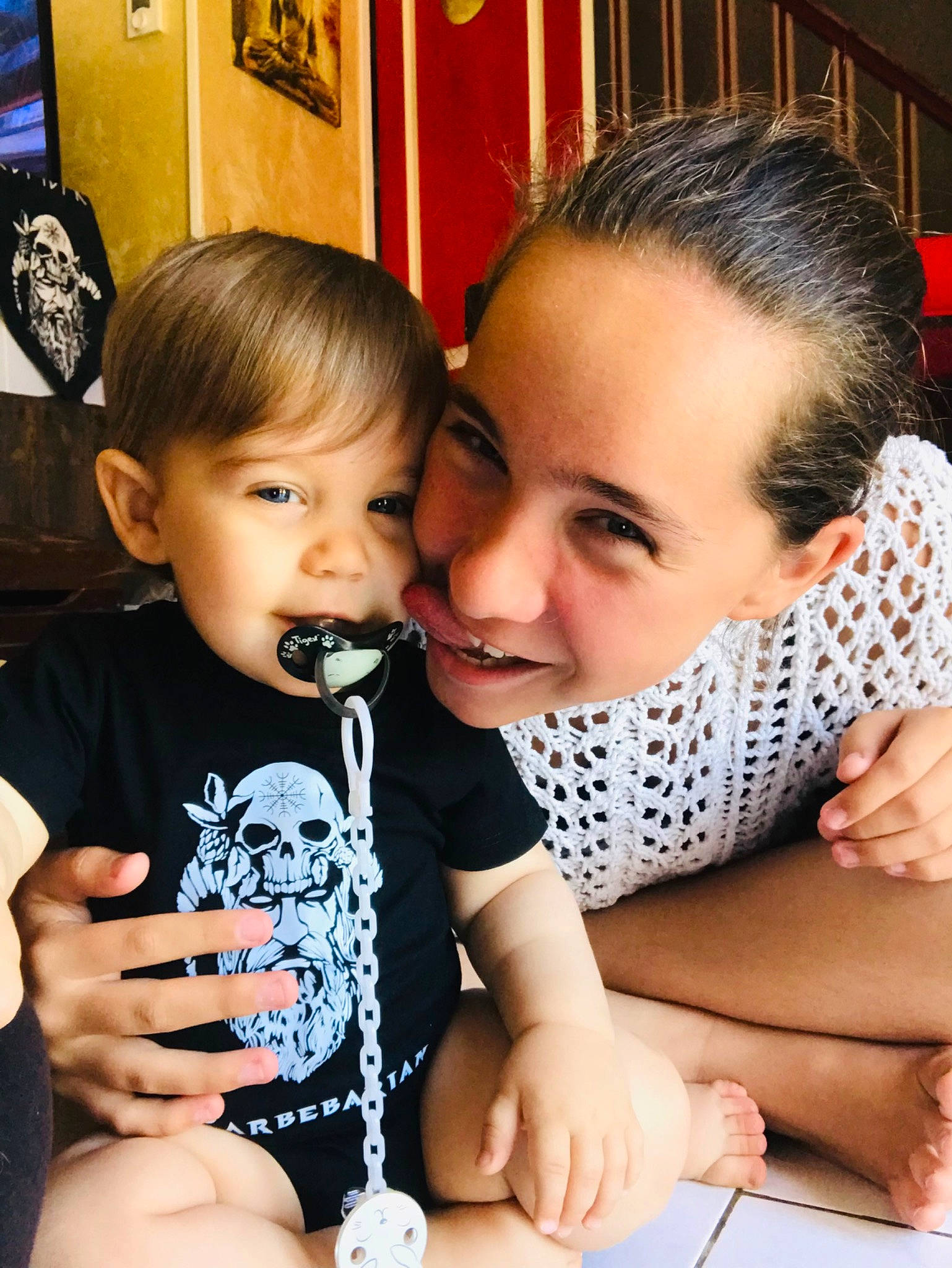 Maëlyne participe au concours pour gagner de l'argent avec cette photo : cheek, child, comfort, eye, eyelash, facial_expression, finger, fun, gesture, hairstyle, hand, happy, head, joy, person, picture_frame, sitting, skin, smile, table