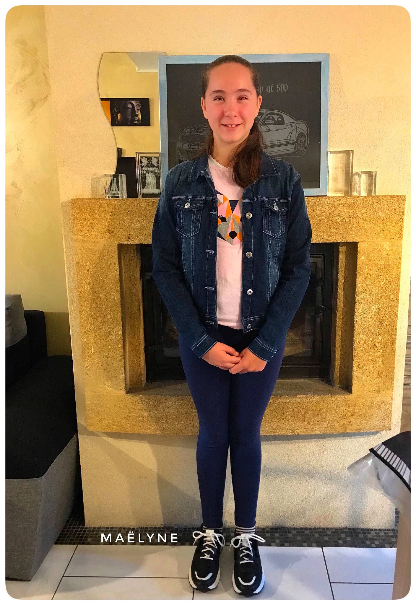 Maëlyne a rejoint le concours — aidez-le/la à gagner de superbes lots ! blazer, collar, denim, dress, eyewear, fashion_design, formal_wear, human_leg, jacket, jeans, joy, knee, necklace, person, sleeve, smile, snapshot, sportswear, sunglasses, t_shirt