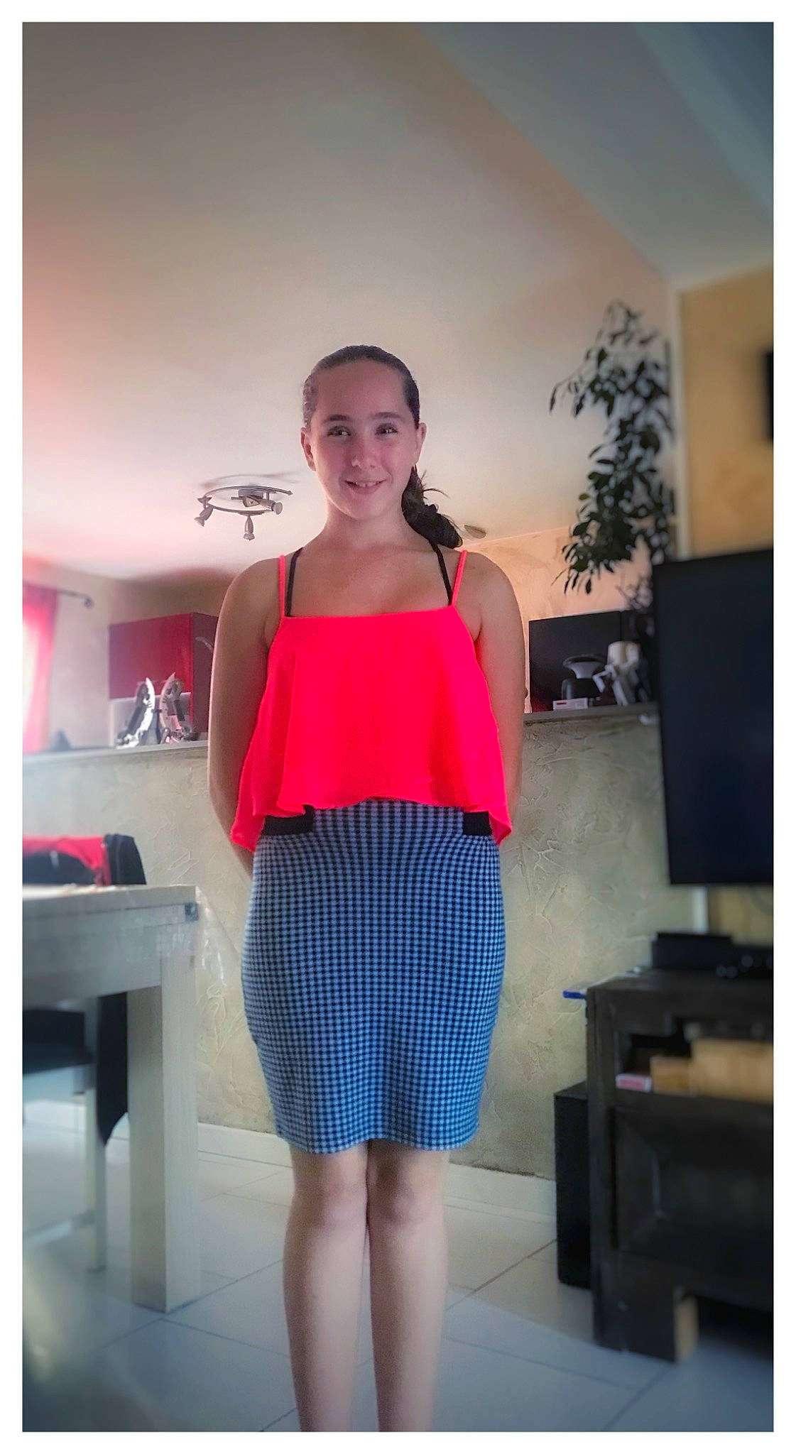 Maëlyne a rejoint le concours — aidez-le/la à gagner de superbes lots ! abdomen, collar, day_dress, electric_blue, event, fashion_design, formal_wear, houseplant, human_leg, joy, knee, magenta, pattern, person, plaid, sleeve, smile, t_shirt, tartan, thigh