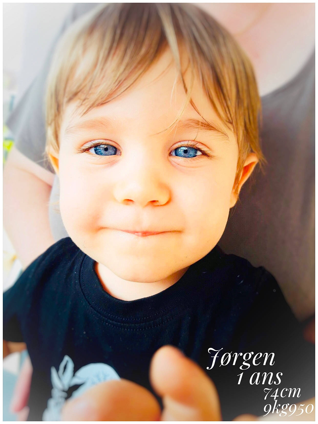 Jørgen a rejoint le concours — aidez-le/la à gagner de superbes lots ! baby, baby_toddler_clothing, cheek, child, child_model, electric_blue, eyelash, flash_photography, gesture, happy, joy, lip, nose, person, photo_caption, photography, portrait, portrait_photography, sleeve, t_shirt