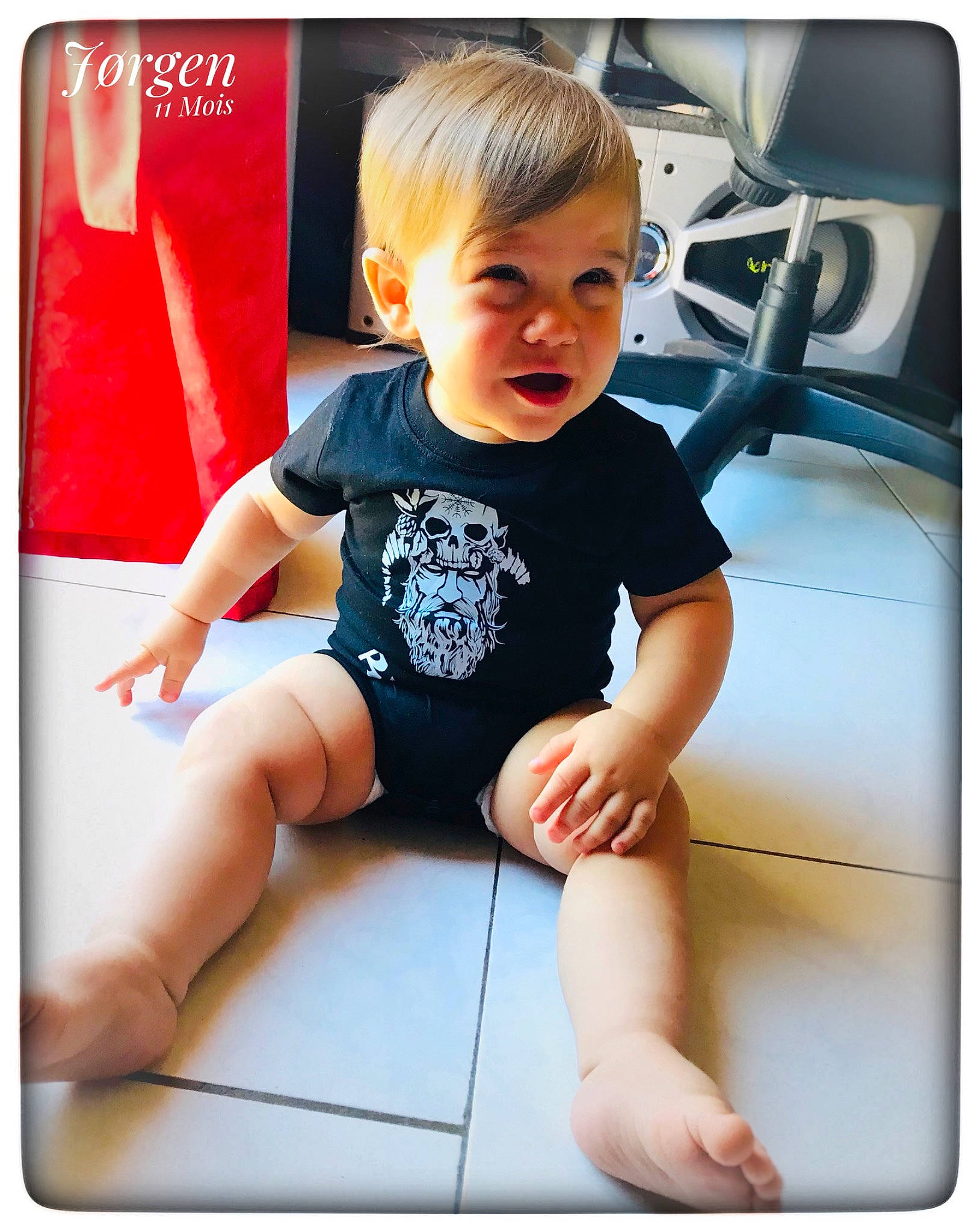 Jørgen participe au concours pour gagner de l'argent avec cette photo : baby, baby_toddler_clothing, barefoot, beauty, child, elbow, foot, happy, human_leg, knee, leg, person, product, rectangle, sitting, sleeve, snapshot, t_shirt, thigh, toddler