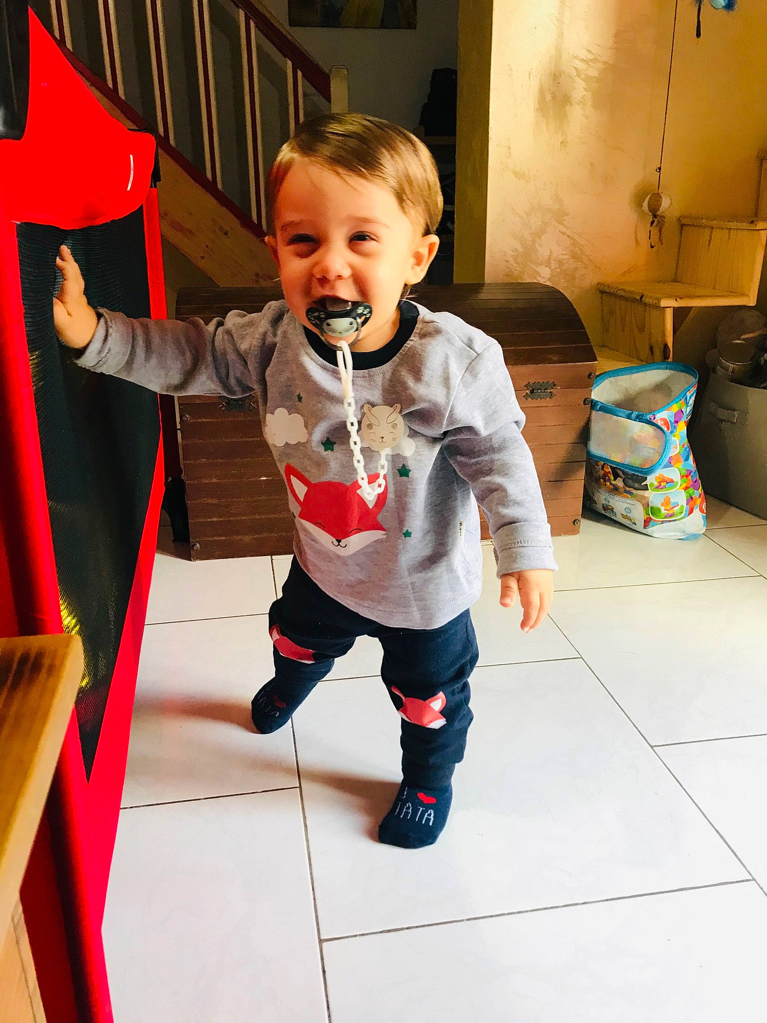 Jørgen a rejoint le concours — aidez-le/la à gagner de superbes lots ! baby, baby_toddler_clothing, carmine, child, costume, floor, flooring, fun, happy, head, person, play, room, sitting, sleeve, smile, sock, standing, t_shirt, toddler