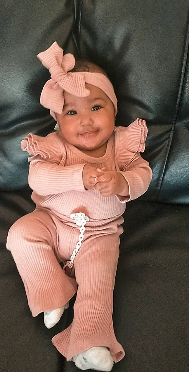 Mya participe au concours pour gagner de l'argent avec cette photo : abdomen, arm, art, baby, cheek, chest, comfort, eye, face, gesture, happy, head, headwear, human_body, human_leg, joy, lip, person, sleeve, smile