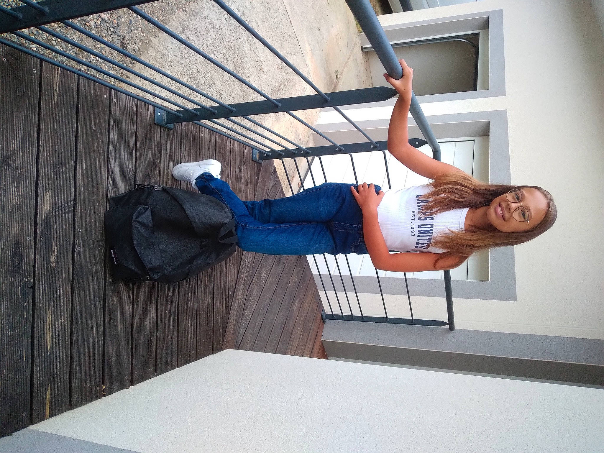 Clara participe au concours pour gagner de l'argent avec cette photo : balance, comfort, elbow, electric_blue, fun, hardwood, hat, human_leg, joy, knee, leg, leisure, person, room, smile, sportswear, stairs, thigh, waist, window