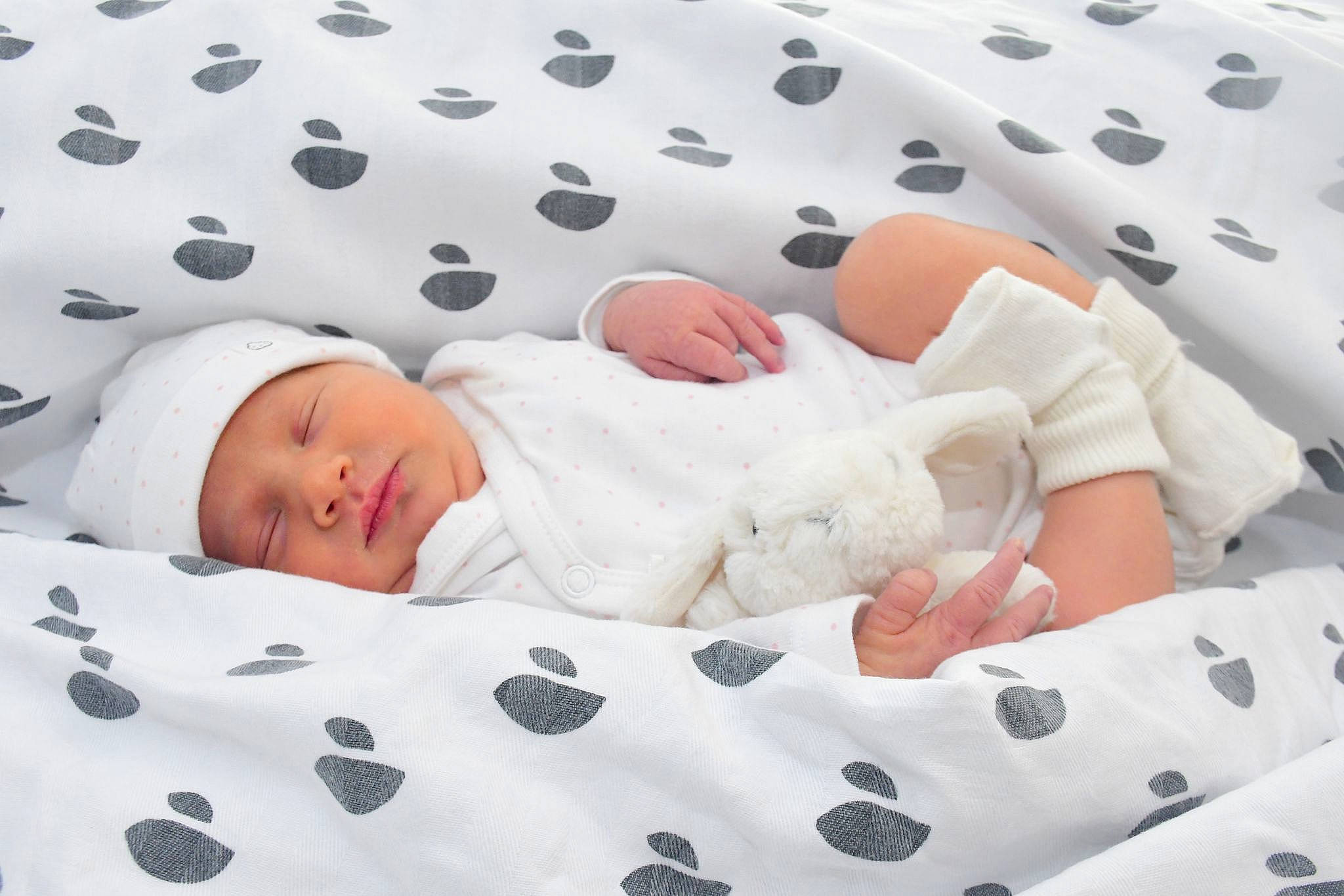 Nina a rejoint le concours — aidez-le/la à gagner de superbes lots ! baby, baby_products, baby_safety, baby_sleeping, baby_toddler_clothing, bedding, bedtime, carmine, child, comfort, design, face, headwear, linens, pattern, person, portrait_photography, sleep, sleeve, textile