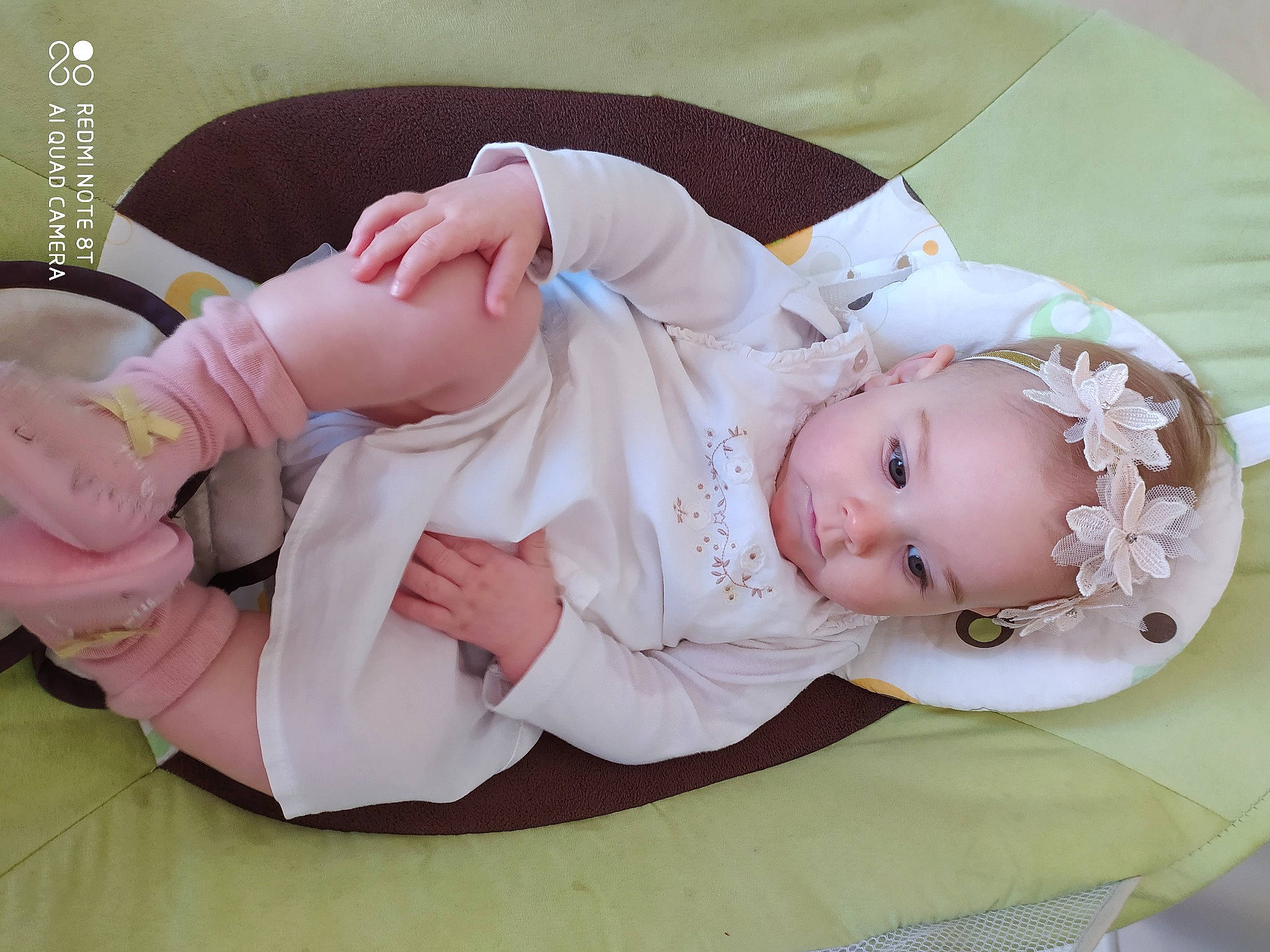 Margot participe au concours pour gagner de l'argent avec cette photo : arm, baby, baby_products, baby_toddler_clothing, cheek, child, comfort, fashion_accessory, foot, hand, happy, pattern, person, pink, product, room, sitting, skin, sleeve, tableware