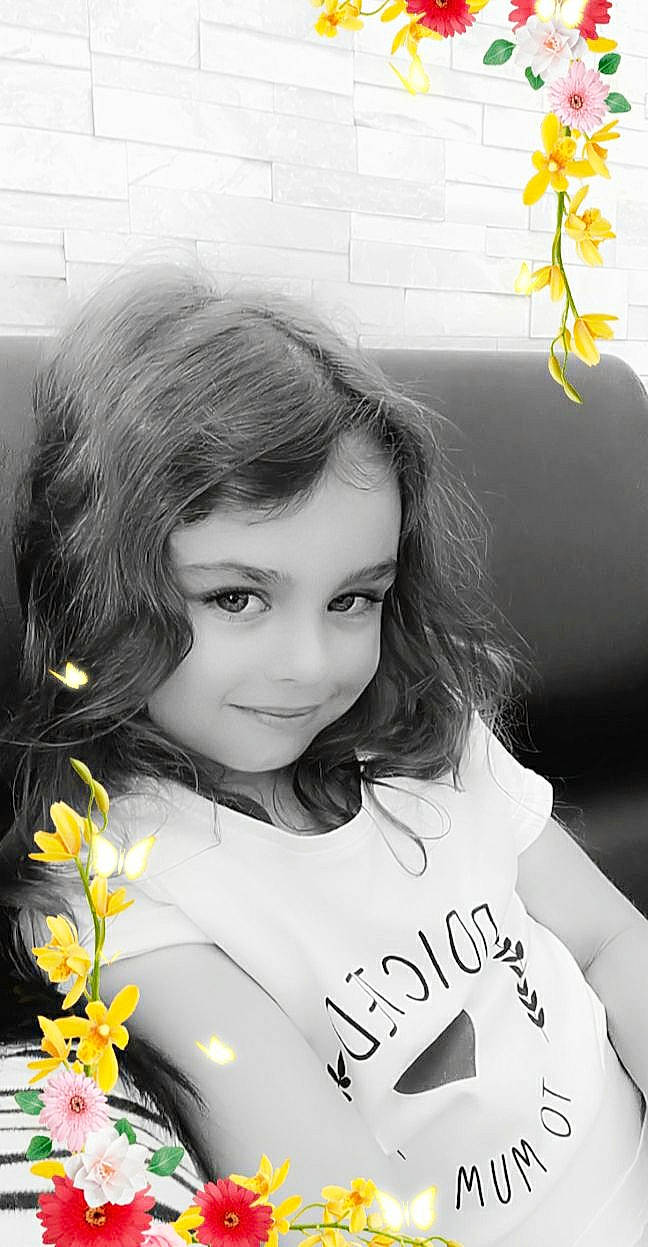 Lola a rejoint le concours — aidez-le/la à gagner de superbes lots ! black, black_and_white, eye, eyebrow, fashion, flash_photography, flower, hair, hairstyle, happy, head, human, iris, joy, lip, organ, person, photograph, plant, standing