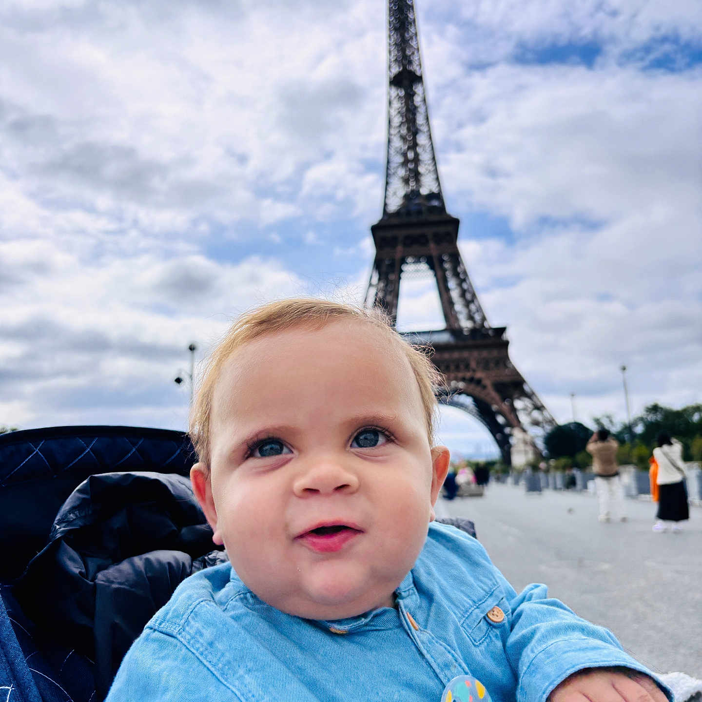 Ghael a rejoint le concours — aidez-le/la à gagner de superbes lots ! baby, blue, child, cloudy, curious, cute, daytime, denim_shirt, eiffel_tower, infant, landmark, outdoor, person, sky, street, stroller, tourist, travel, urban, young