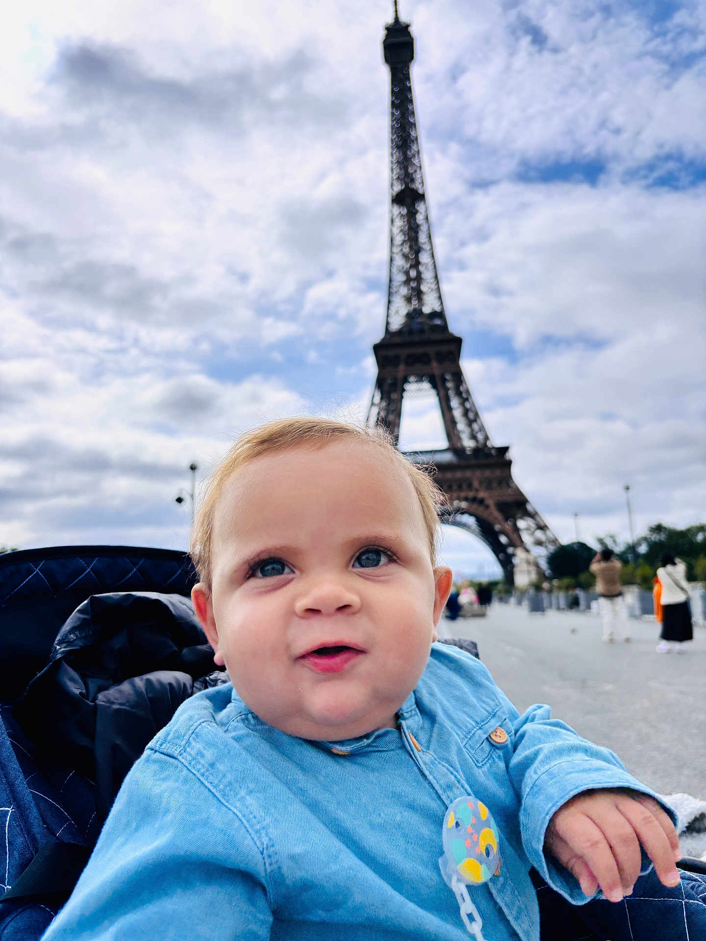 Ghael a rejoint le concours — aidez-le/la à gagner de superbes lots ! baby, blue, child, cloudy, curious, cute, daytime, denim_shirt, eiffel_tower, infant, landmark, outdoor, person, sky, street, stroller, tourist, travel, urban, young