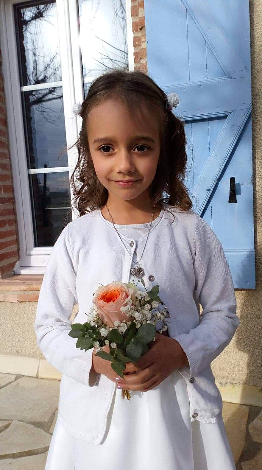 Eliséa a rejoint le concours — aidez-le/la à gagner de superbes lots ! bouquet, clothing, dress, event, flower, flower_arranging, formal_wear, gown, hair, hairstyle, happy, head, iris, joy, necklace, person, petal, plant, shoulder, smile
