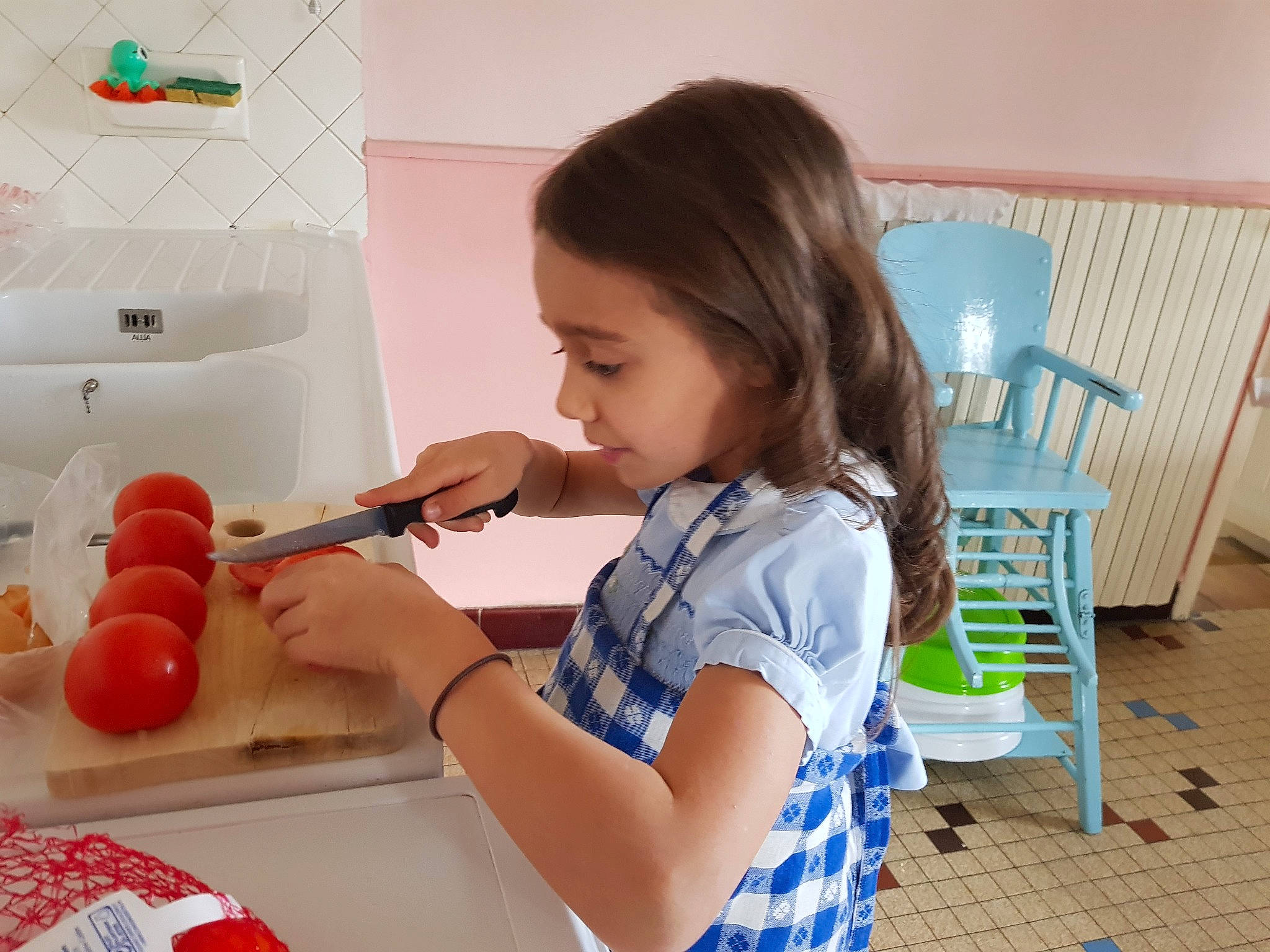 Eliséa participe au concours pour gagner de l'argent avec cette photo : arm, bathing, chair, child, cooking, flooring, fun, hand, happy, homemaker, human_leg, kitchen, nail, peach, person, plate, play, room, t_shirt, toddler