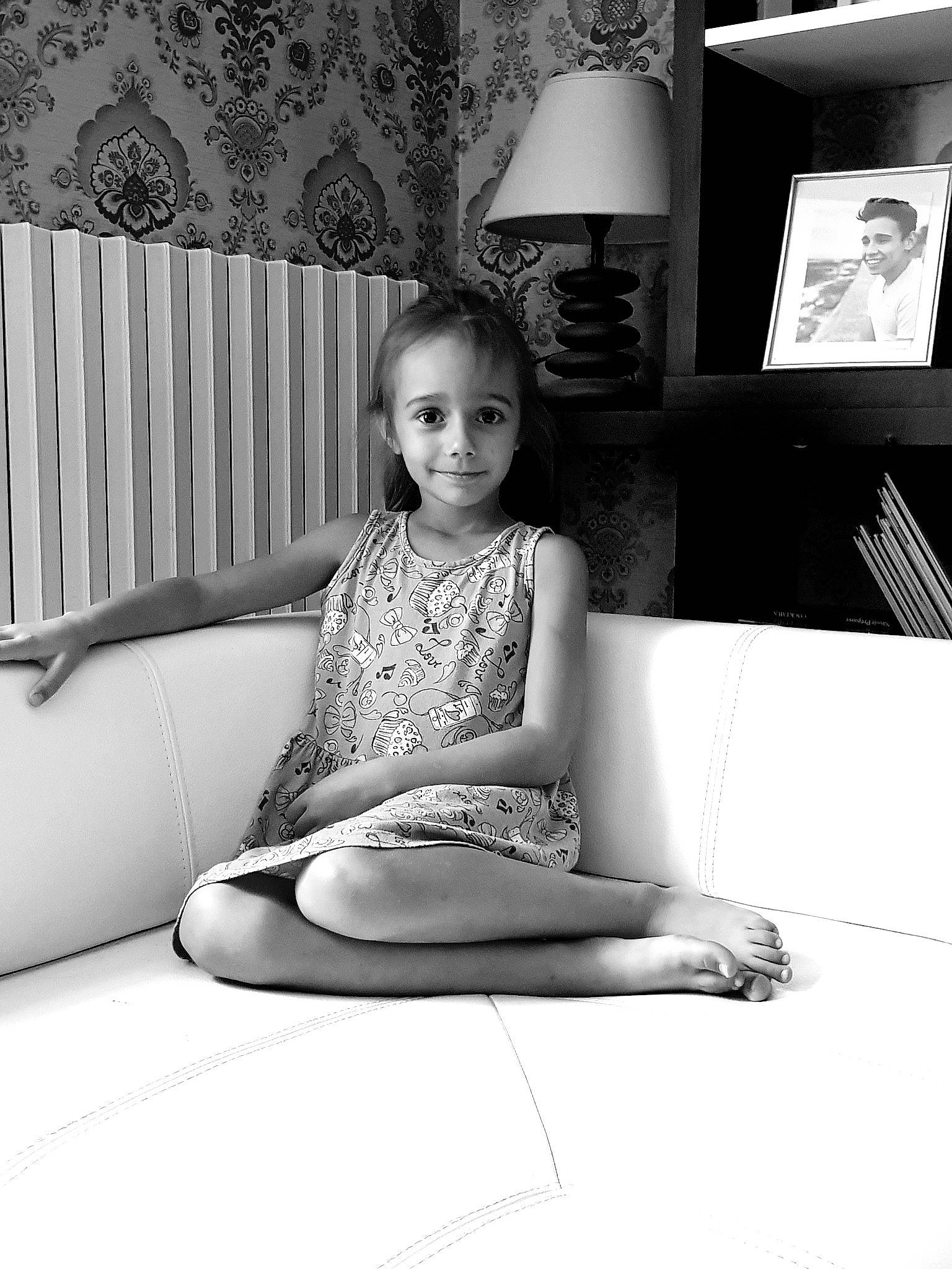 Eliséa participe au concours pour gagner de l'argent avec cette photo : black_and_white, comfort, couch, elbow, fashion, flash_photography, happy, human_leg, joy, knee, lamp, living_room, monochrome, monochrome_photography, person, shorts, shoulder, sitting, smile, style