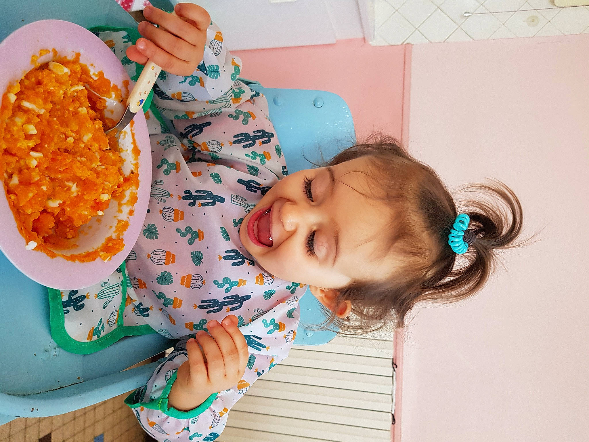 Lola a rejoint le concours — aidez-le/la à gagner de superbes lots ! baby, baby_toddler_clothing, bowl, chair, child, comfort_food, food, fun, happy, ingredient, italian_food, junk_food, leisure, orange, pattern, person, play, recipe, room, smile