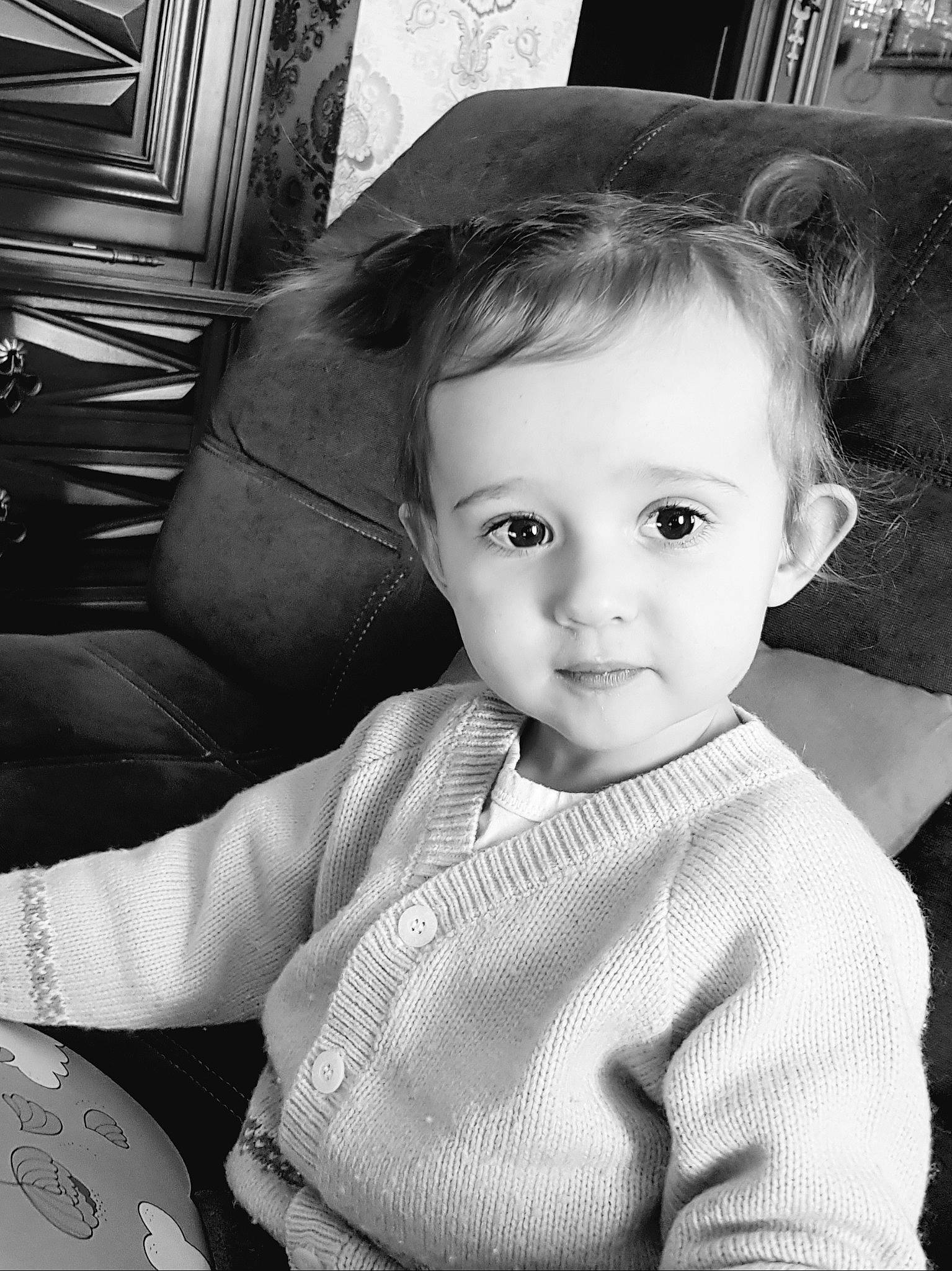 Lola a rejoint le concours — aidez-le/la à gagner de superbes lots ! baby_toddler_clothing, black, black_and_white, cheek, eye, eyebrow, face, facial_expression, flash_photography, hair, happy, head, iris, lip, nose, person, shoulder, skin, sleeve, style