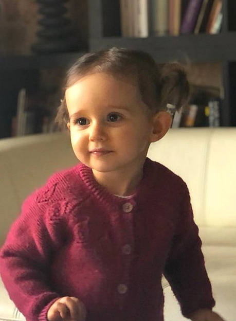 Lola participe au concours pour gagner de l'argent avec cette photo : baby_toddler_clothing, cheek, child, ear, eye, facial_expression, flash_photography, flooring, forehead, fun, happy, iris, joy, lip, nose, person, sitting, skin, sleeve, smile