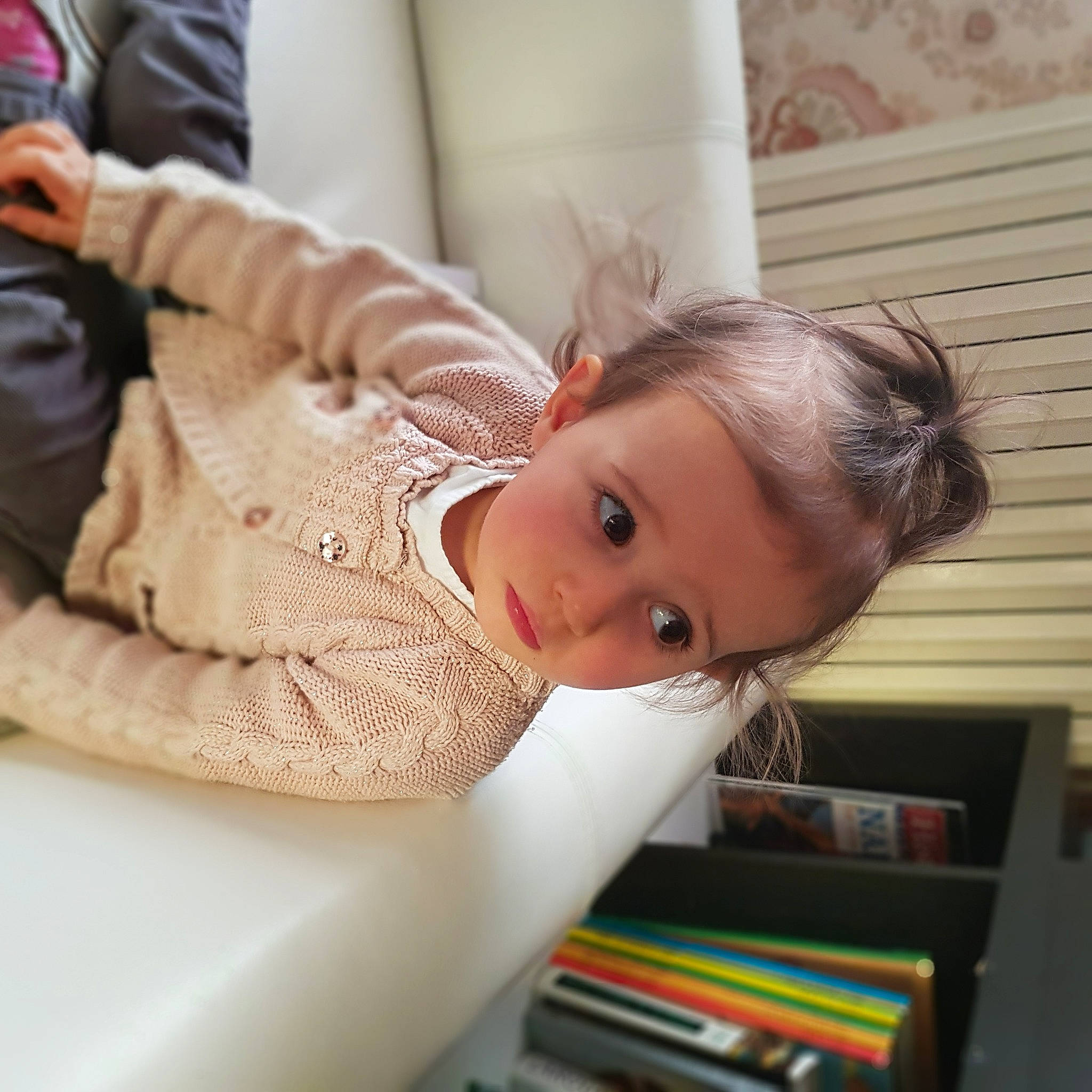 Lola a rejoint le concours — aidez-le/la à gagner de superbes lots ! baby, baby_products, baby_toddler_clothing, cheek, child, comfort, couch, eye, eyelash, flooring, head, person, room, sitting, sleeve, toddler, wood