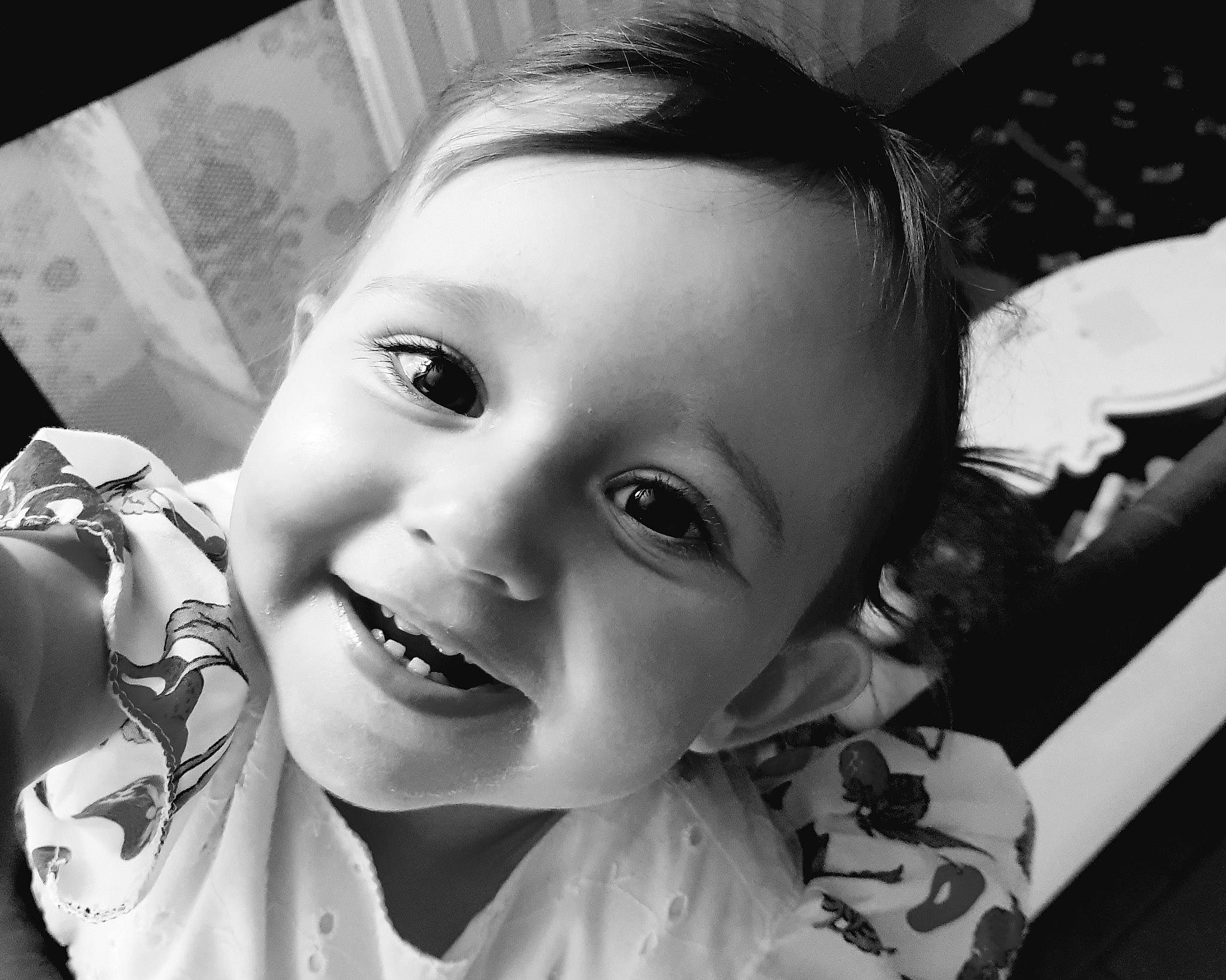 Lola participe au concours pour gagner de l'argent avec cette photo : black, black_and_white, cheek, chin, ear, eye, eyebrow, eyelash, flash_photography, hair, human_body, iris, jaw, joy, lip, mouth, neck, nose, person, skin