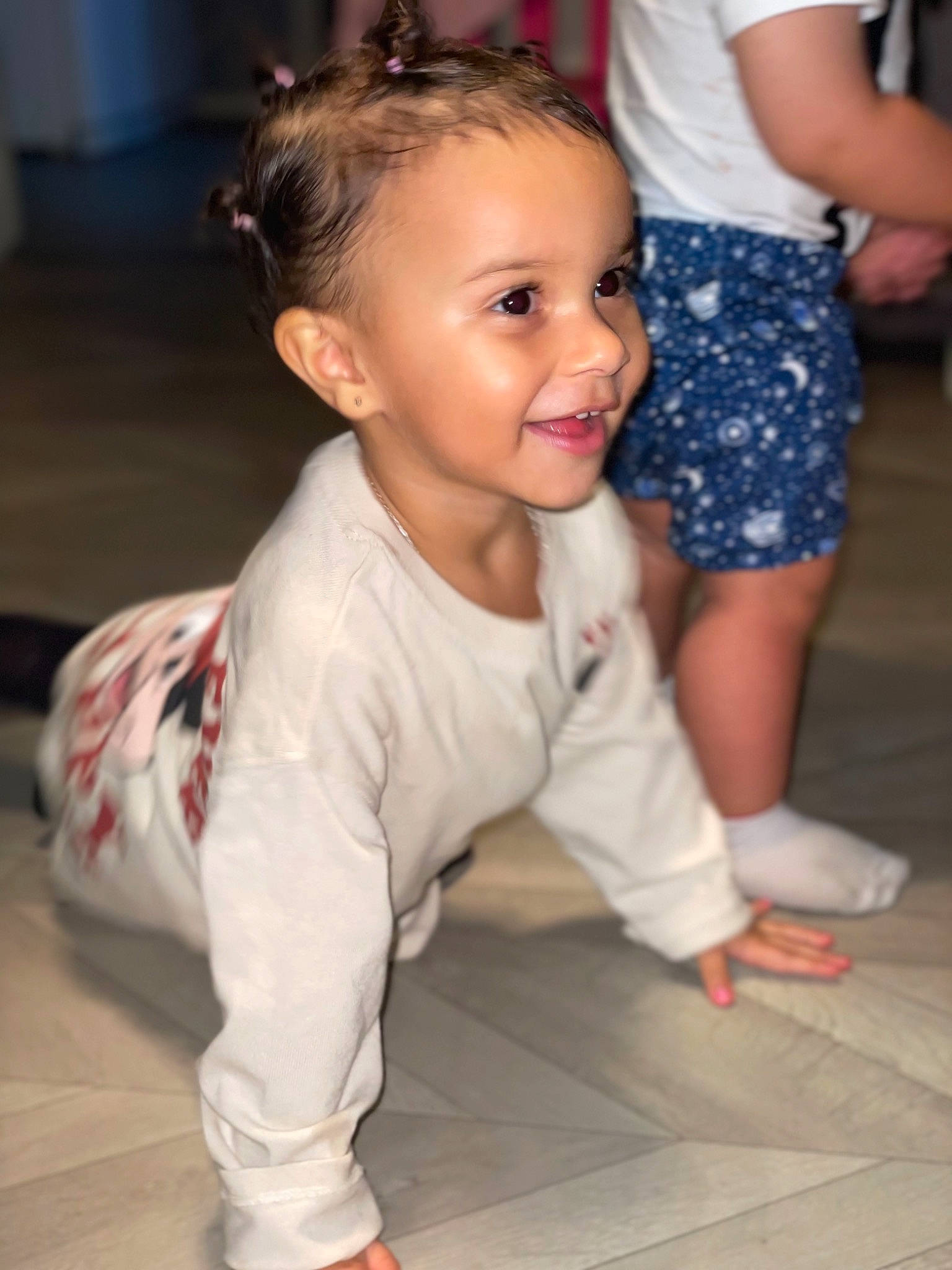 Lina a rejoint le concours — aidez-le/la à gagner de superbes lots ! baby, baby_toddler_clothing, barefoot, child, crawling, event, eye, face, floor, flooring, fun, happy, hardwood, human_leg, joy, person, skin, sleeve, smile, t_shirt