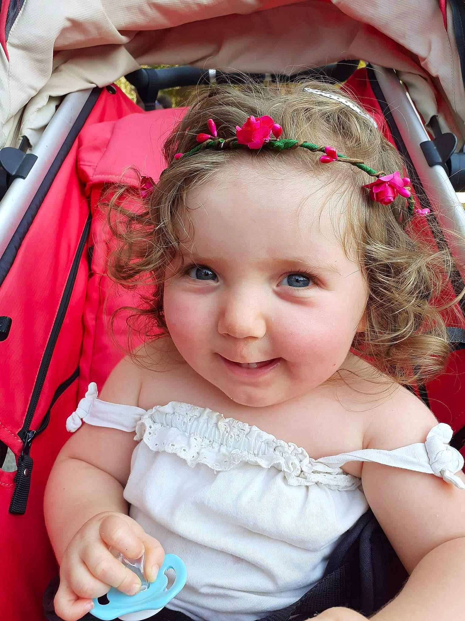 Victoria a rejoint le concours — aidez-le/la à gagner de superbes lots ! baby_toddler_clothing, blue, chin, cool, eye, facial_expression, fun, grass, green, hairstyle, happy, head, iris, joy, lip, person, pink, skin, smile, textile