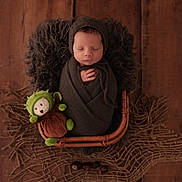 Charli a rejoint le concours — aidez-le/la à gagner de superbes lots ! baby, basket, blanket, brown, cozy, cute, hat, infant, newborn, nursery, peaceful, plush_toy, portrait, props, sleeping, soft_texture, studio, swaddle, top_view, wooden_floor
