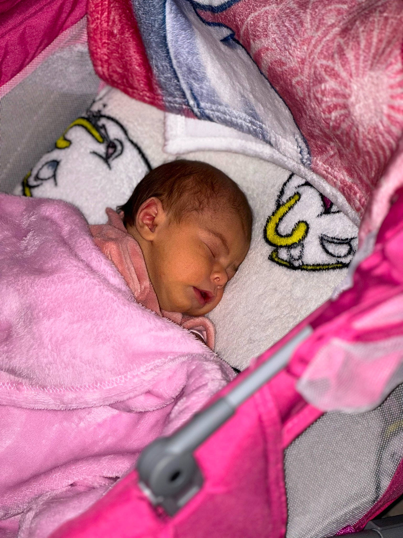 Alma a rejoint le concours — aidez-le/la à gagner de superbes lots ! baby, baby_products, baby_safety, baby_sleeping, baby_toddler_clothing, bedding, bedtime, carmine, child, comfort, infant_bed, linens, magenta, pattern, person, pink, room, sleeve, textile, toddler