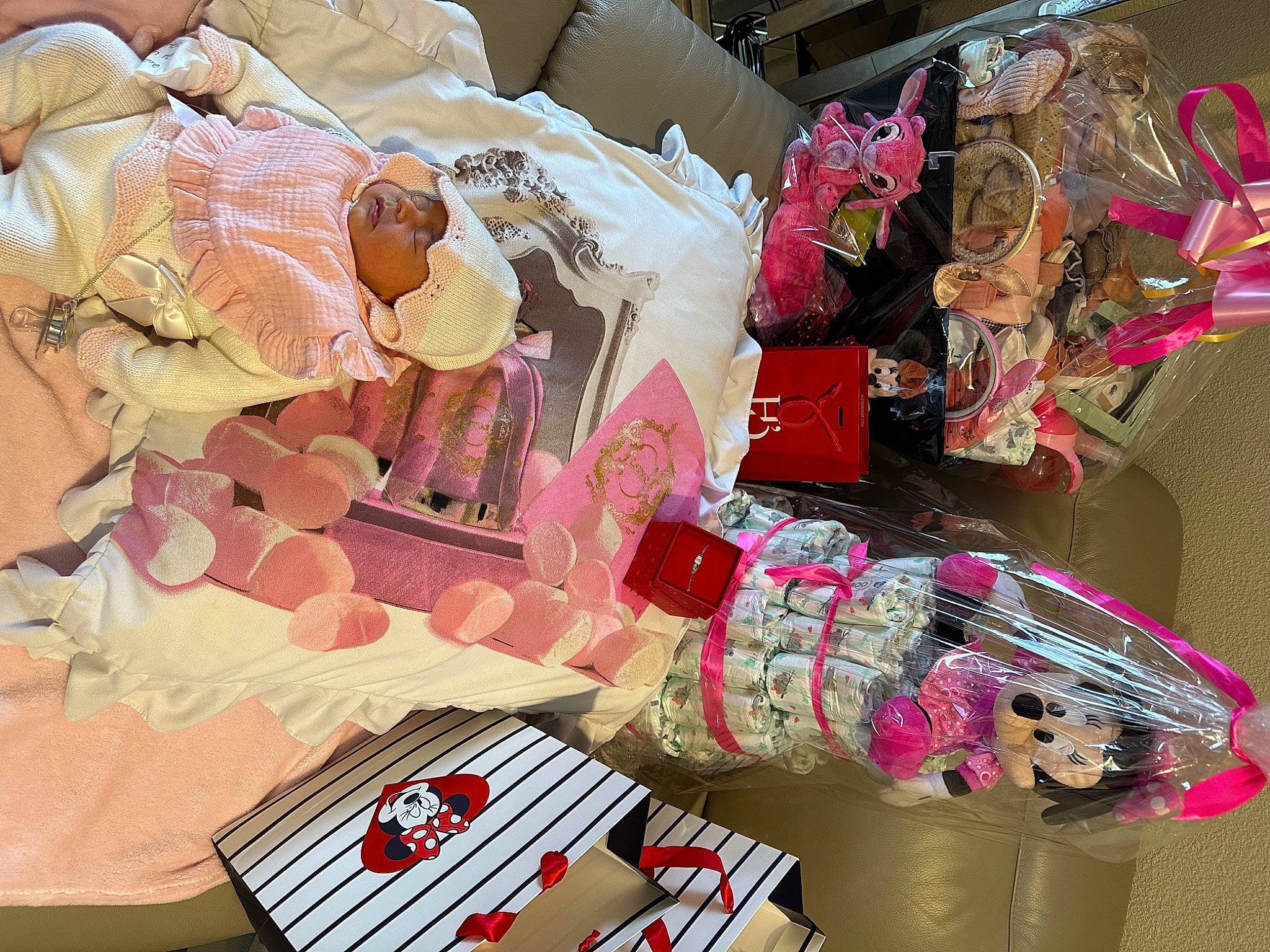 Alma a rejoint le concours — aidez-le/la à gagner de superbes lots ! art, bedding, collection, design, event, fashion_accessory, fashion_design, headwear, linens, magenta, pattern, peach, person, pink, plastic, room, souvenir, textile, visual_arts