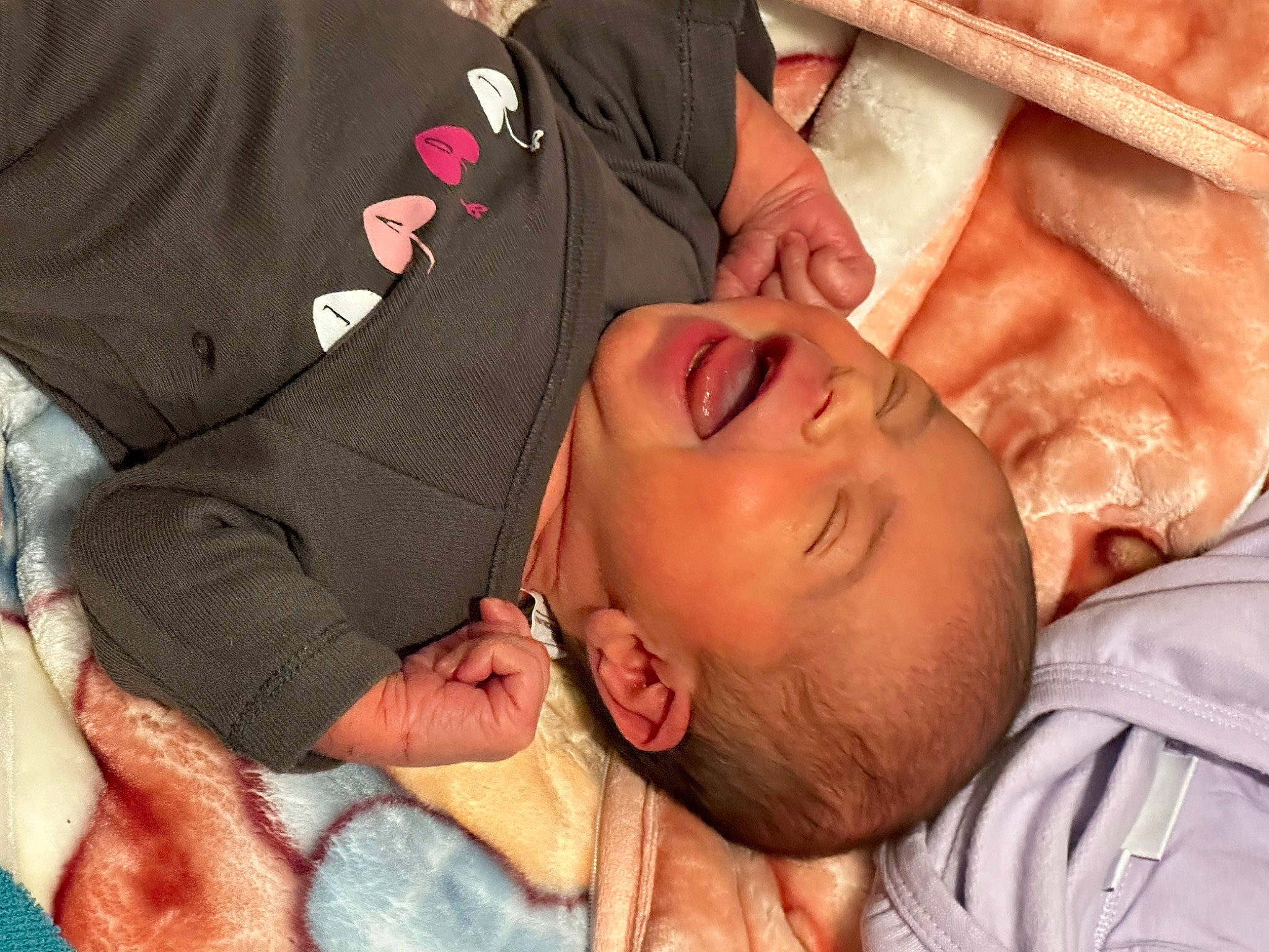 Alma participe au concours pour gagner de l'argent avec cette photo : arm, cheek, chin, comfort, eye, eyebrow, face, facial_expression, finger, gesture, head, human_body, mammal, mouth, muscle, neck, nose, person, skin, smile