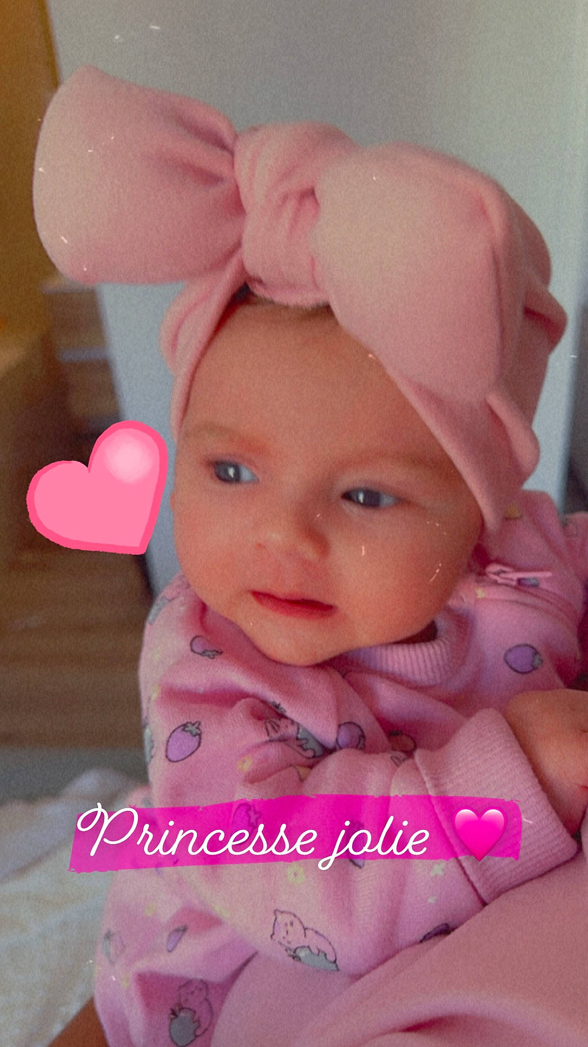 Syana a rejoint le concours — aidez-le/la à gagner de superbes lots ! baby, baby_products, baby_toddler_clothing, cap, cheek, child, fashion_accessory, font, hair_accessory, happy, headpiece, headwear, magenta, peach, person, petal, photo_caption, pink, sweetness, textile