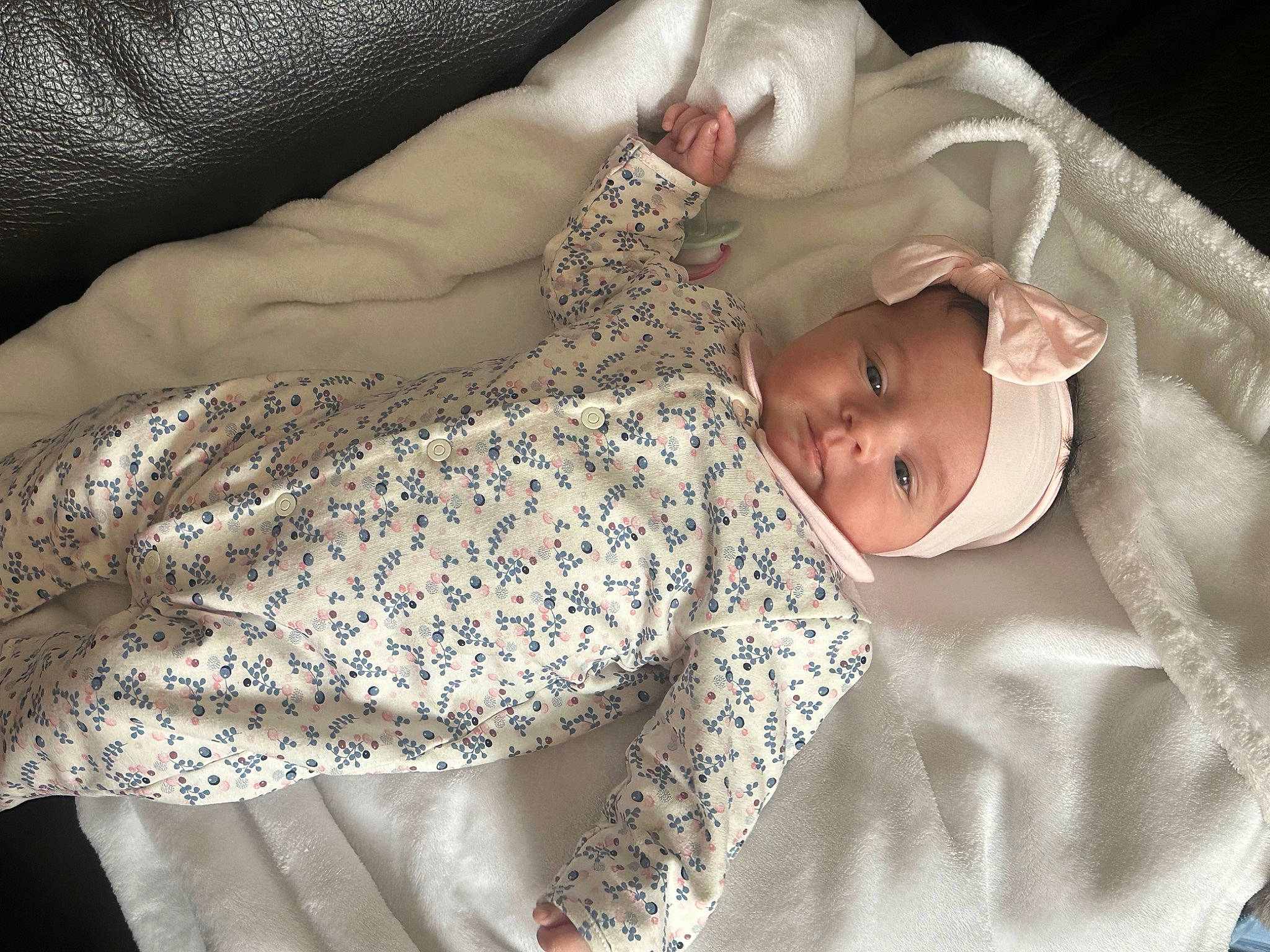 Syana participe au concours pour gagner de l'argent avec cette photo : arm, baby, baby_products, baby_safety, baby_sleeping, baby_toddler_clothing, bedding, bedtime, child, comfort, eye, hat, human_body, linens, pattern, person, sleep, sleeve, smile, textile