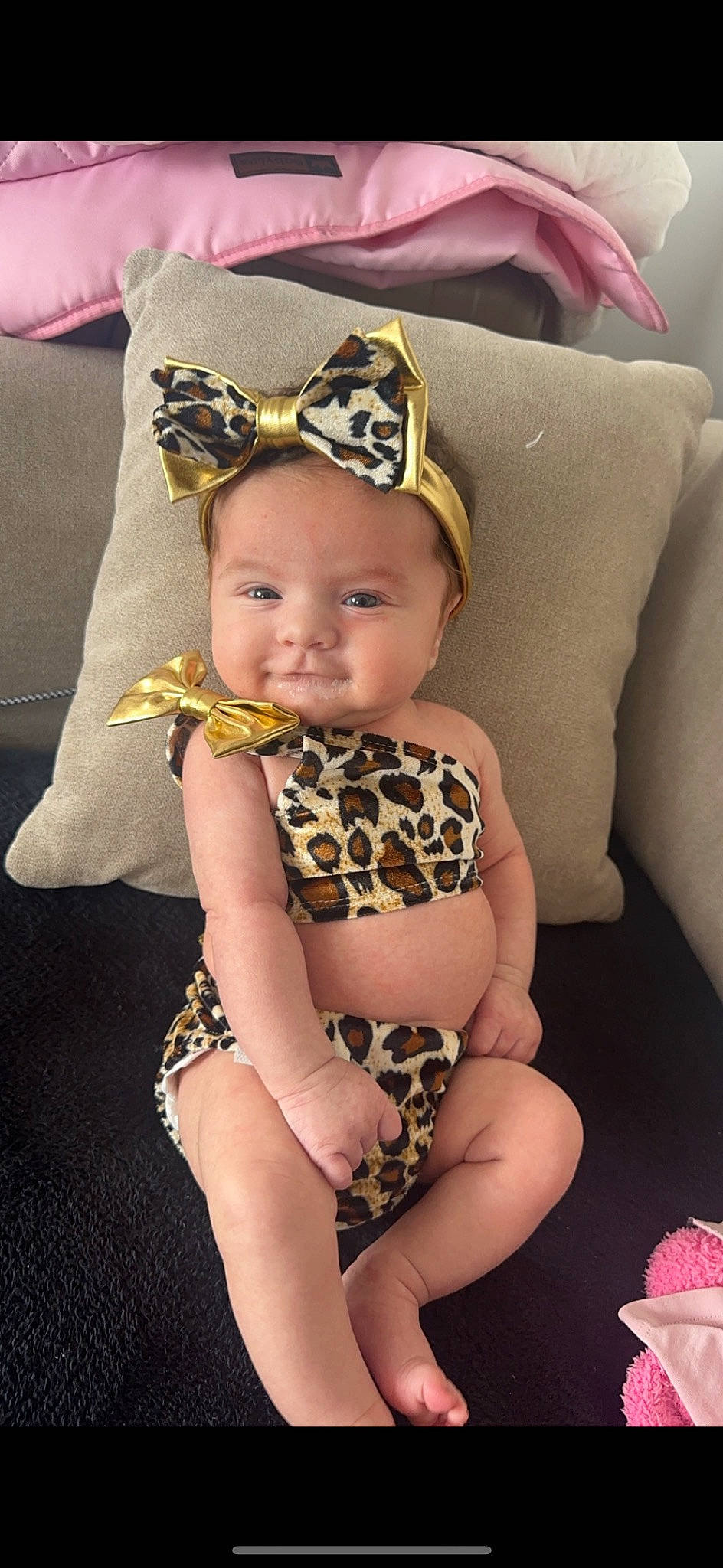 Syana participe au concours pour gagner de l'argent avec cette photo : abdomen, baby, baby_toddler_clothing, blond, cap, chest, child, costume_hat, eye, goggles, happy, hat, human_body, human_leg, pattern, person, skin, thigh, thumb, toddler