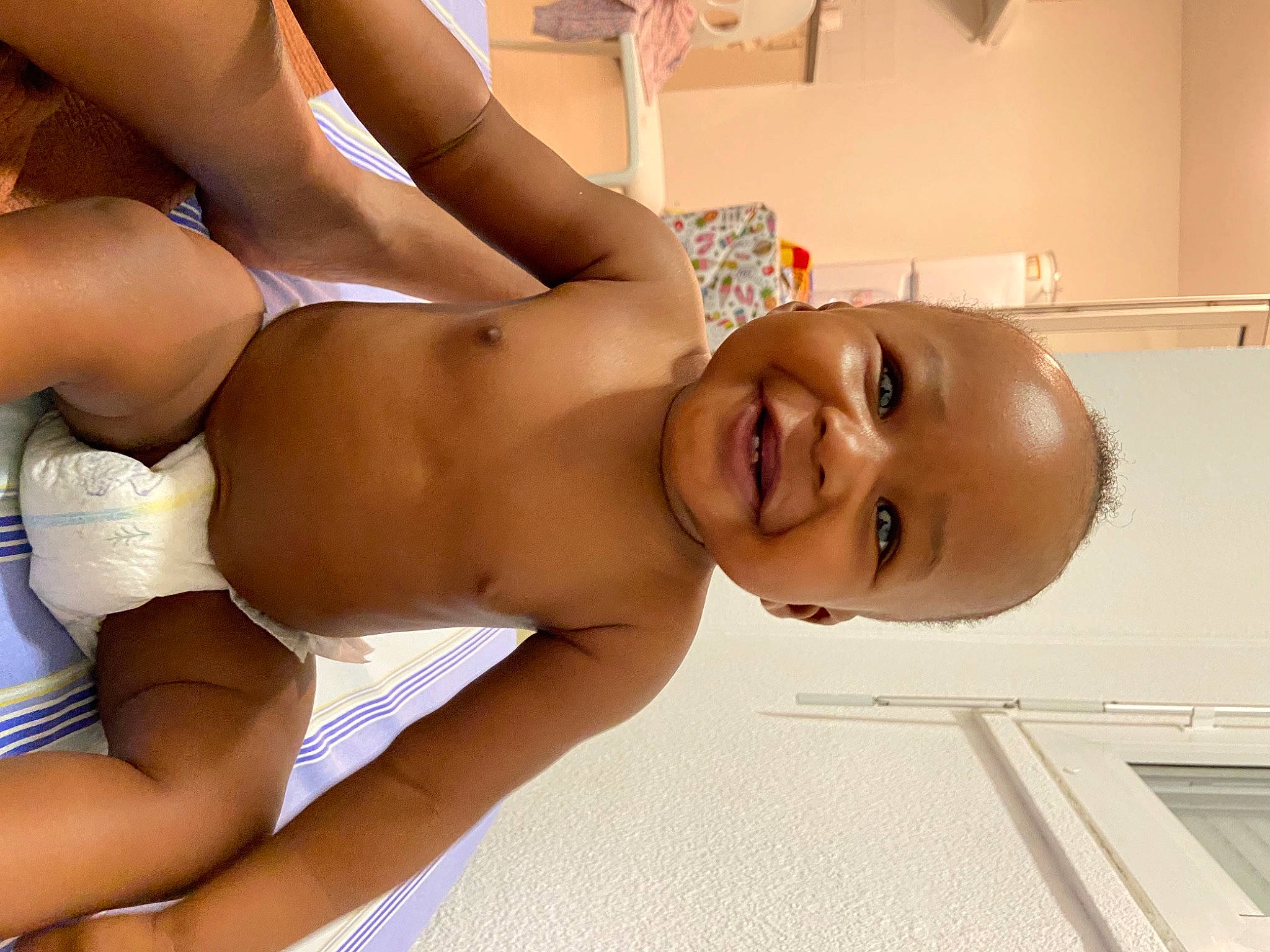 Connor participe au concours pour gagner de l'argent avec cette photo : abdomen, black_hair, brassiere, chest, finger, happy, human_body, joint, joy, leg, lingerie_top, neck, person, smile, stomach, swimsuit_bottom, swimsuit_top, swimwear, thigh, toddler