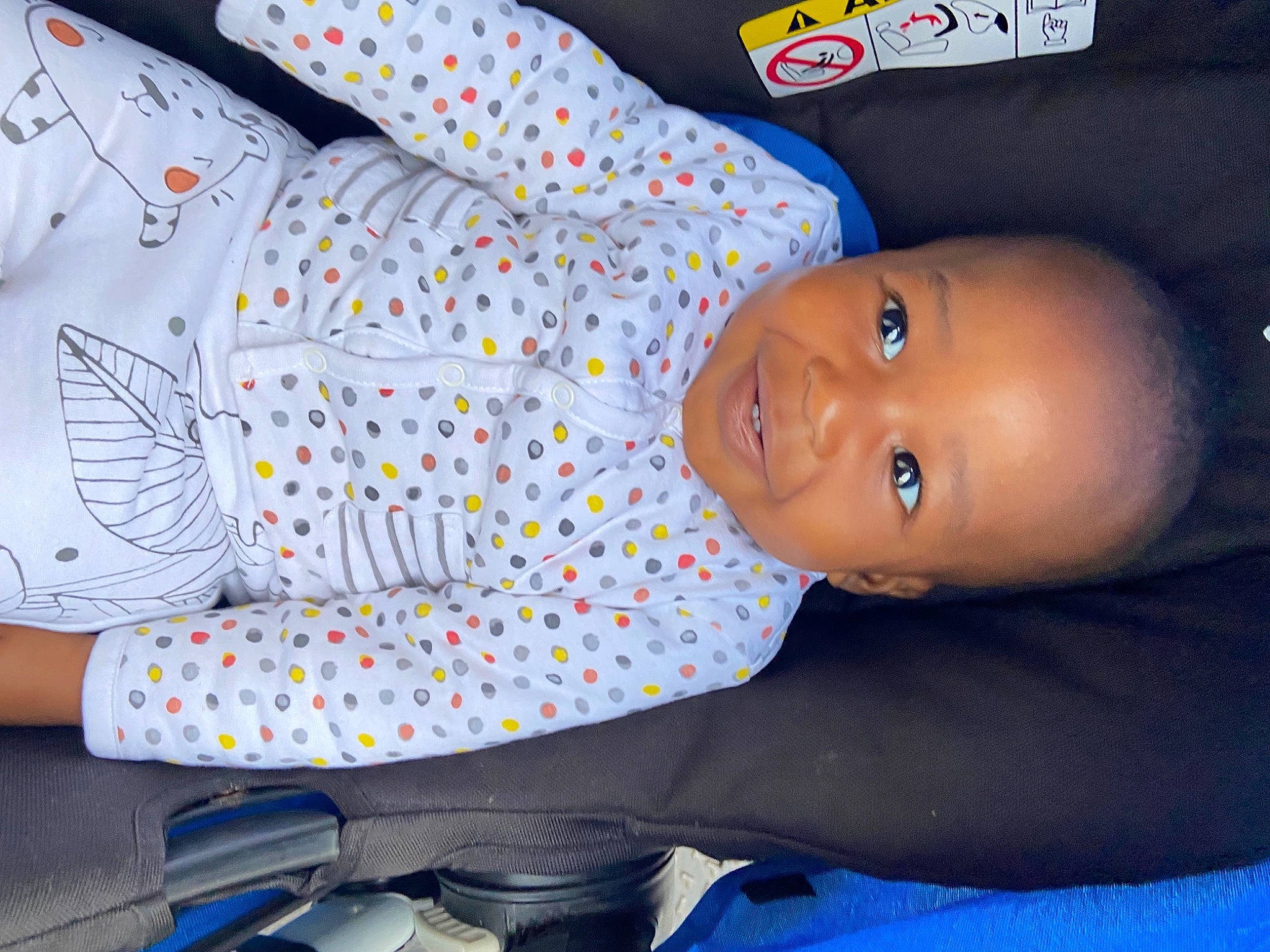 Connor a rejoint le concours — aidez-le/la à gagner de superbes lots ! baby, baby_products, baby_toddler_clothing, blue, child, comfort, electric_blue, fun, linens, pattern, person, plastic, room, smile, textile, toddler