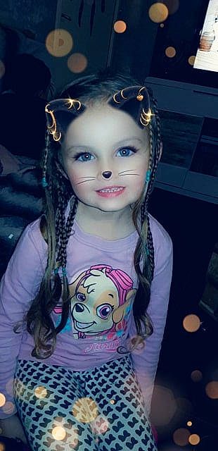 Lyna a rejoint le concours — aidez-le/la à gagner de superbes lots ! black_hair, cheek, child, child_model, cool, ear, eye, eyebrow, face, forehead, hair, hair_accessory, hairstyle, head, iris, long_hair, person, smile, toddler