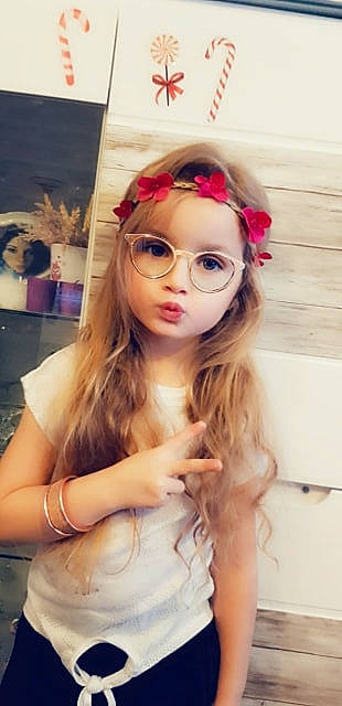 Lyna participe au concours pour gagner de l'argent avec cette photo : beauty, child, child_model, cool, ear, eyewear, fashion_accessory, glasses, hair, hair_accessory, hair_coloring, hairstyle, headband, headgear, headpiece, lip, long_hair, person, pink, sunglasses