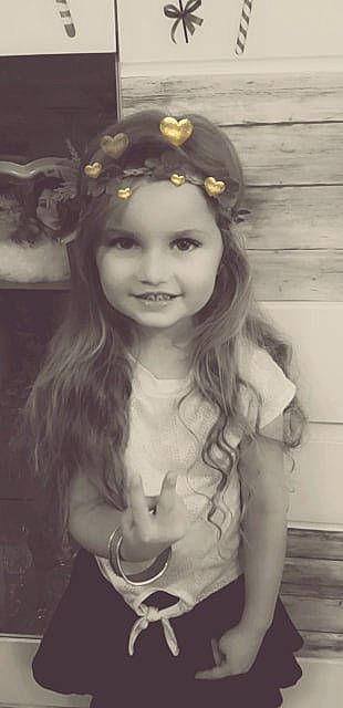 Lyna a rejoint le concours — aidez-le/la à gagner de superbes lots ! beauty, black_and_white, child, child_model, eye, eyebrow, face, forehead, hair, hairstyle, headgear, headpiece, joy, lady, lip, long_hair, person, photograph, photography, portrait