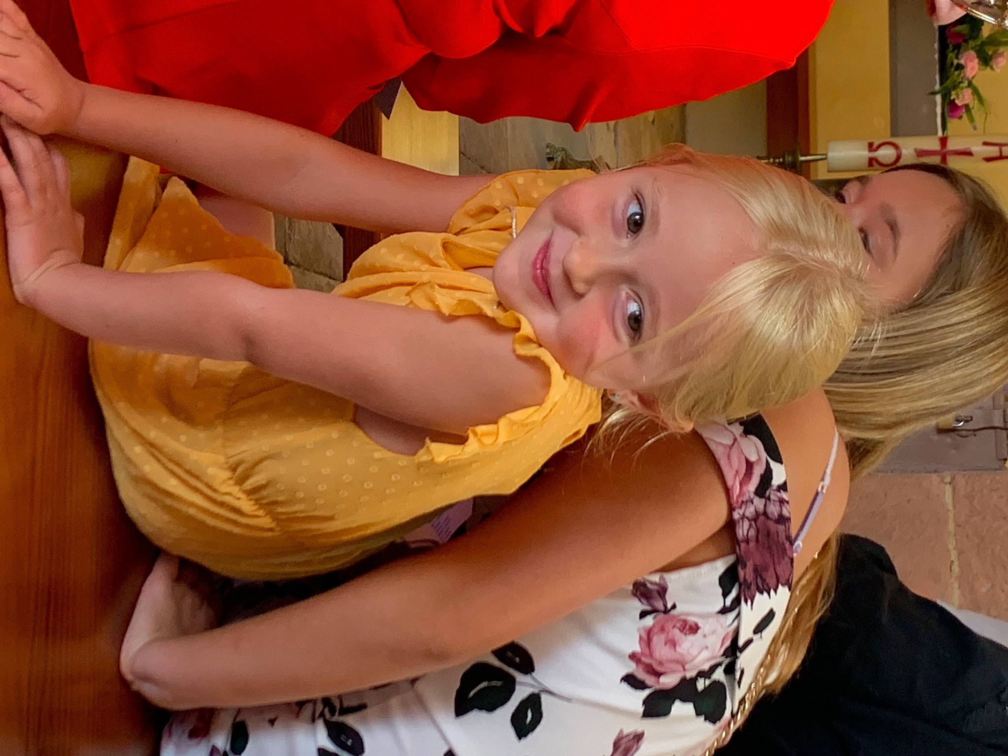 Clara participe au concours pour gagner de l'argent avec cette photo : abdomen, baby_toddler_clothing, blond, child, elbow, event, fun, gesture, happy, human_leg, joy, laugh, leisure, mouth, person, pink, play, sitting, smile, thumb