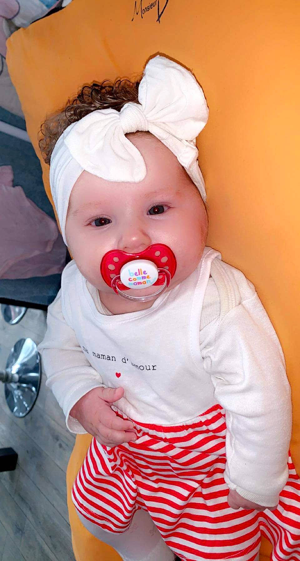 Lola a rejoint le concours — aidez-le/la à gagner de superbes lots ! baby, baby_toddler_clothing, cap, cheek, child, costume, costume_hat, eyelash, fashion_accessory, fun, happy, head, headband, headwear, lip, nose, party_supply, person, pink, sleeve