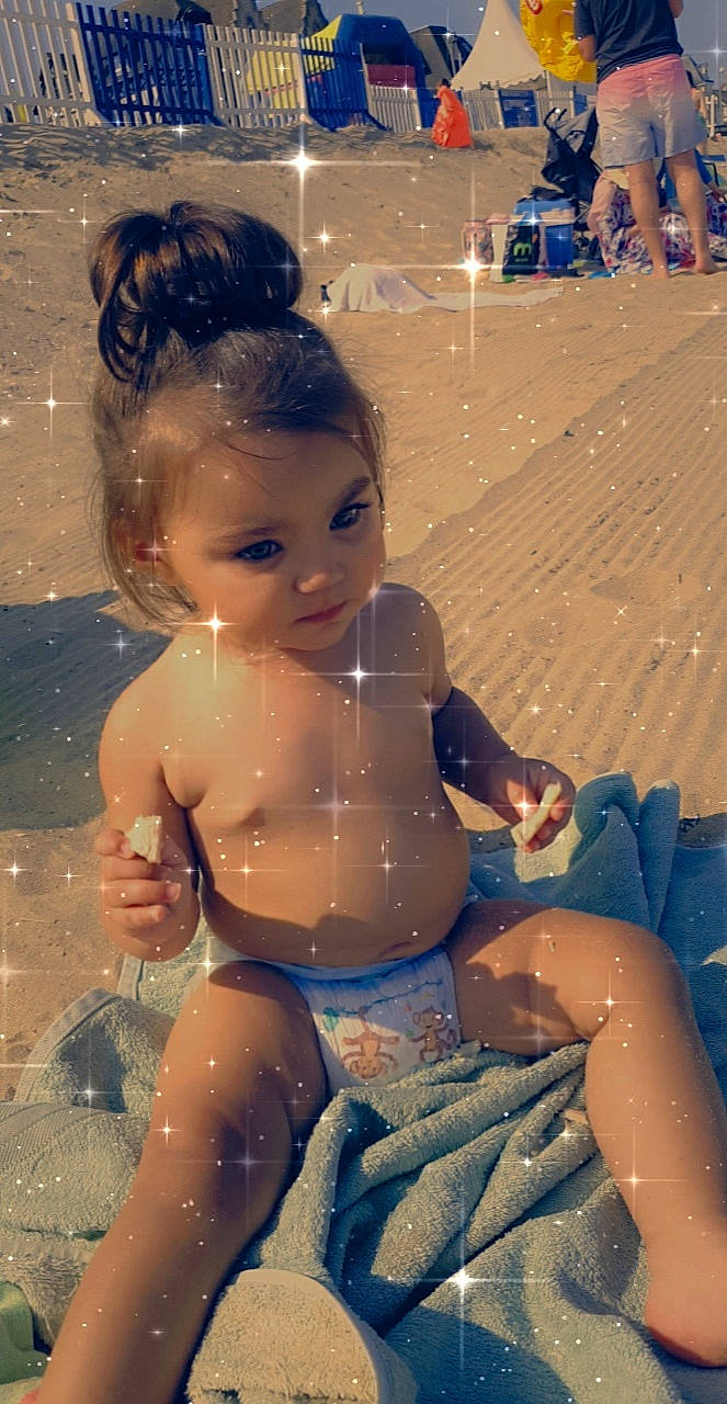 Amelina a rejoint le concours — aidez-le/la à gagner de superbes lots ! abdomen, art, bathing, beauty, black_hair, blue, chest, fun, happy, iris, leg, leisure, muscle, organ, people_in_nature, person, skin, thigh, toddler, toy