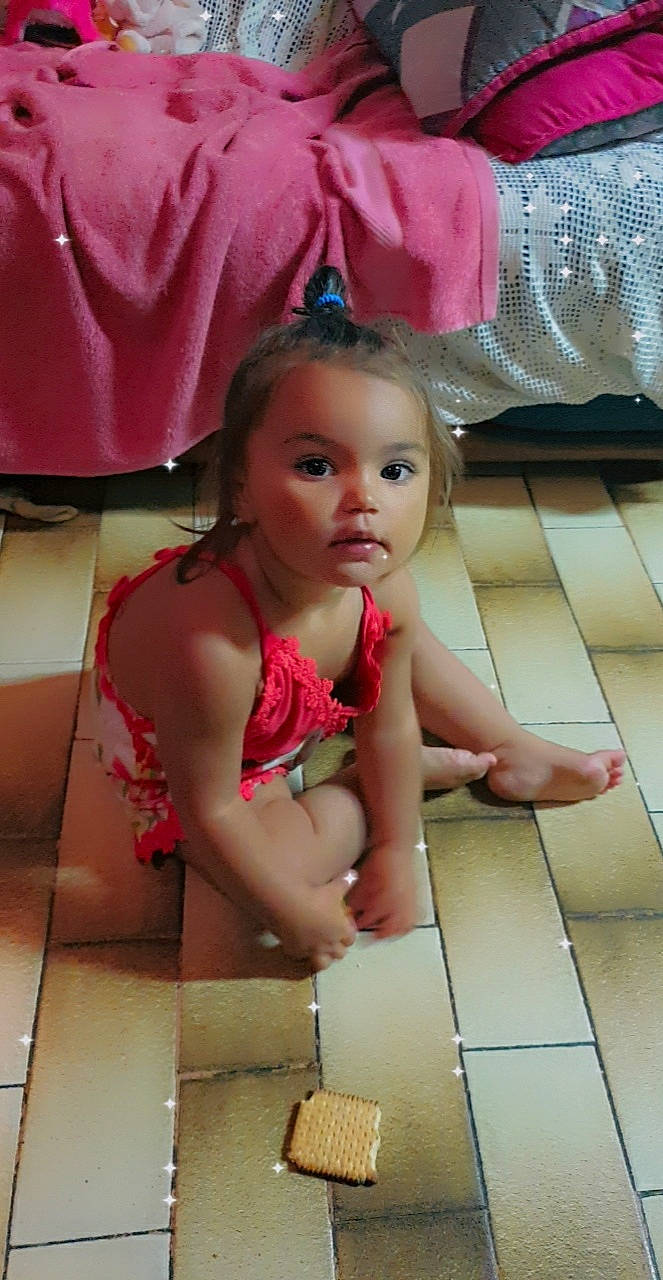 Amelina participe au concours pour gagner de l'argent avec cette photo : brassiere, chest, child, fashion_accessory, foot, fun, happy, human_leg, lingerie, lip, magenta, person, pink, room, sitting, skin, swimwear, thigh, toddler, trunk