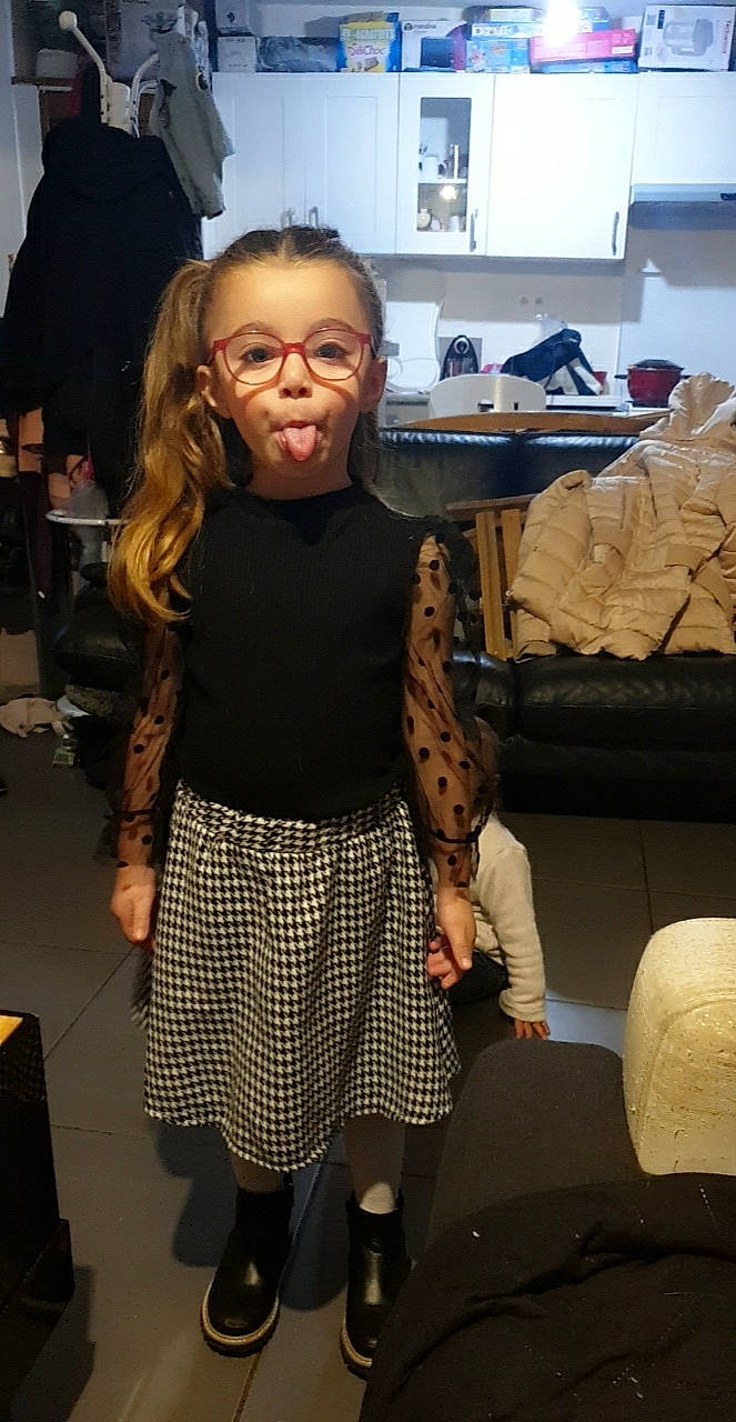 Nelya participe au concours pour gagner de l'argent avec cette photo : bag, event, eyewear, fashion_design, formal_wear, fun, glasses, hairstyle, knee, luggage_and_bags, pattern, person, plaid, room, sleeve, snapshot, street_fashion, tartan, textile, vision_care