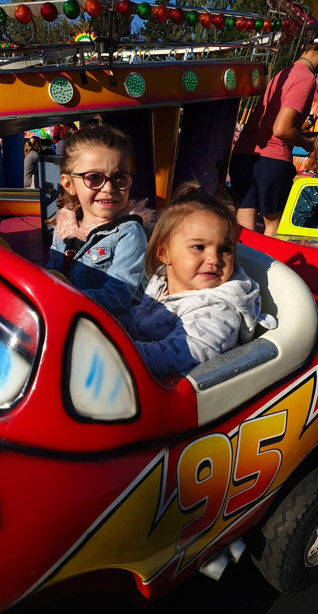 Nelya participe au concours pour gagner de l'argent avec cette photo : automotive_design, automotive_exterior, bumper, car, face, facial_expression, hair, hairstyle, happy, head, joy, leisure, light, mode_of_transport, motor_vehicle, person, product, smile, toddler, vehicle