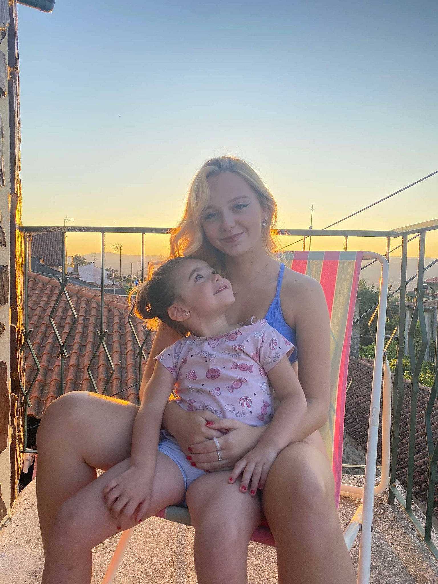 Nelya a rejoint le concours — aidez-le/la à gagner de superbes lots ! abdomen, baby, barefoot, brassiere, event, face, fun, happy, human_leg, joy, leisure, people_in_nature, person, sitting, sky, smile, swimwear, thigh, toddler, travel