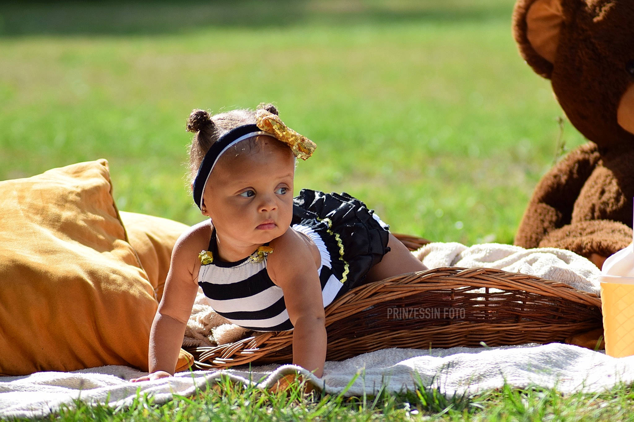 Hoana participe au concours pour gagner de l'argent avec cette photo : child, grass, happy, leisure, people_in_nature, person