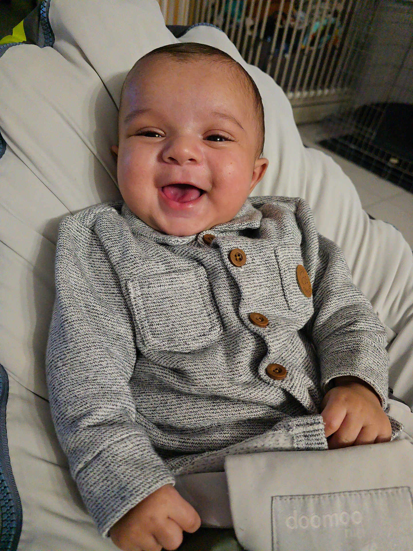 Logann a rejoint le concours — aidez-le/la à gagner de superbes lots ! baby, smiling, infant, sweater, buttons, cozy, indoor, cushion, seat, happy, child, portrait, young, cute, clothing, hand, face, person, relaxed, warm