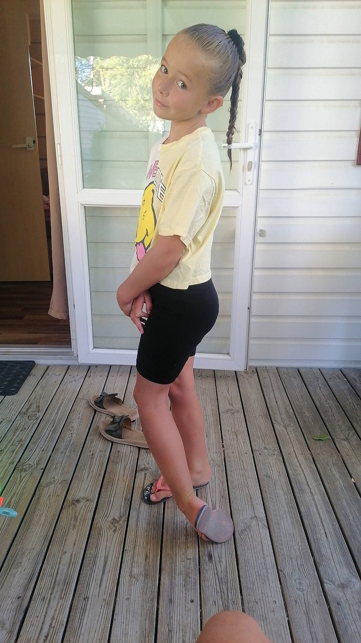 Taïllys participe au concours pour gagner de l'argent avec cette photo : calf, door, elbow, face, floor, flooring, foot, hardwood, human_leg, joint, knee, leg, person, sleeve, sportswear, standing, thigh, trunk, waist, wood