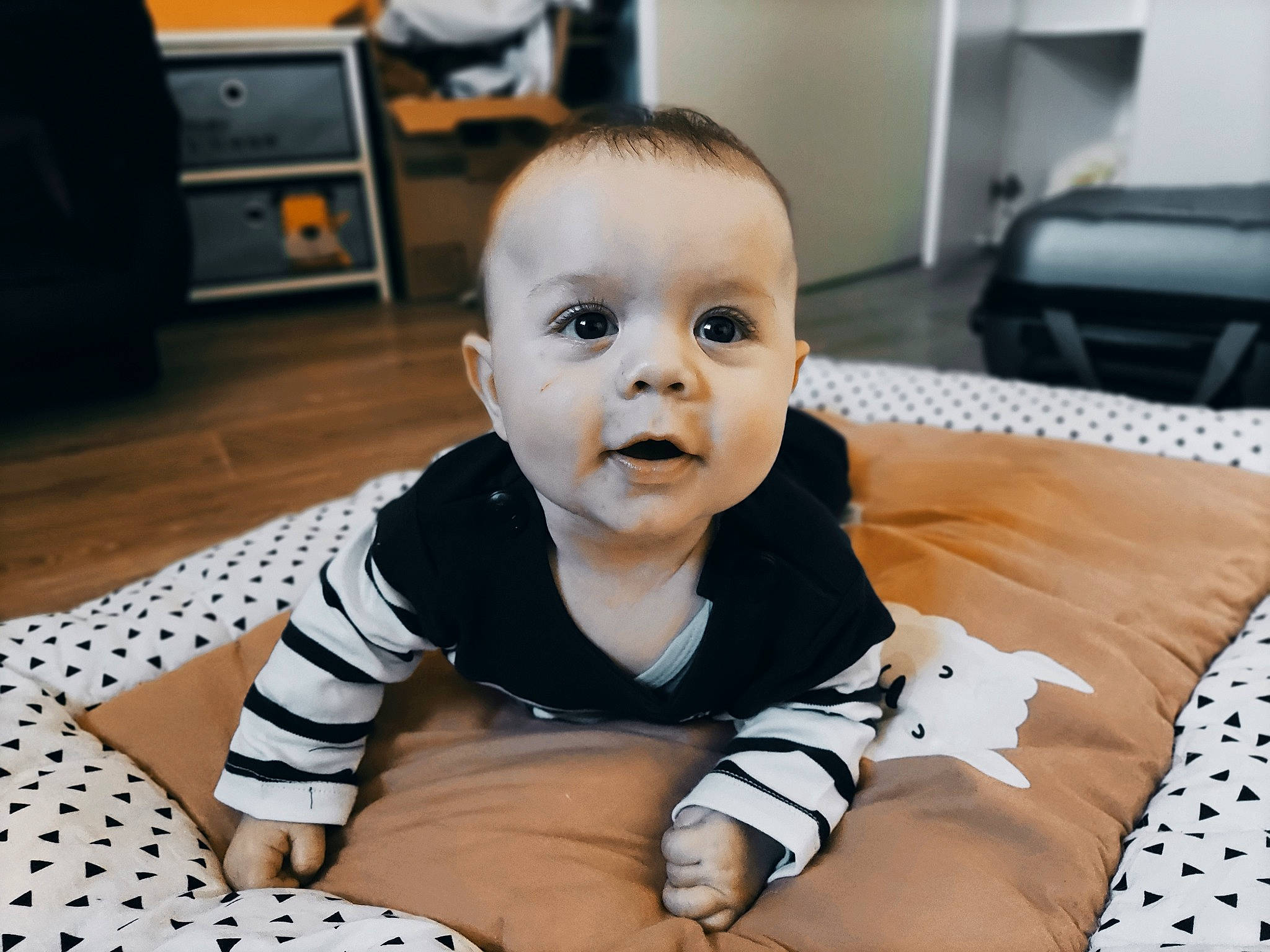 Hugo a rejoint le concours — aidez-le/la à gagner de superbes lots ! baby, baby_toddler_clothing, cabinetry, cheek, child, comfort, drawer, floor, flooring, fun, happy, head, iris, person, room, sitting, sleeve, smile, t_shirt, toddler