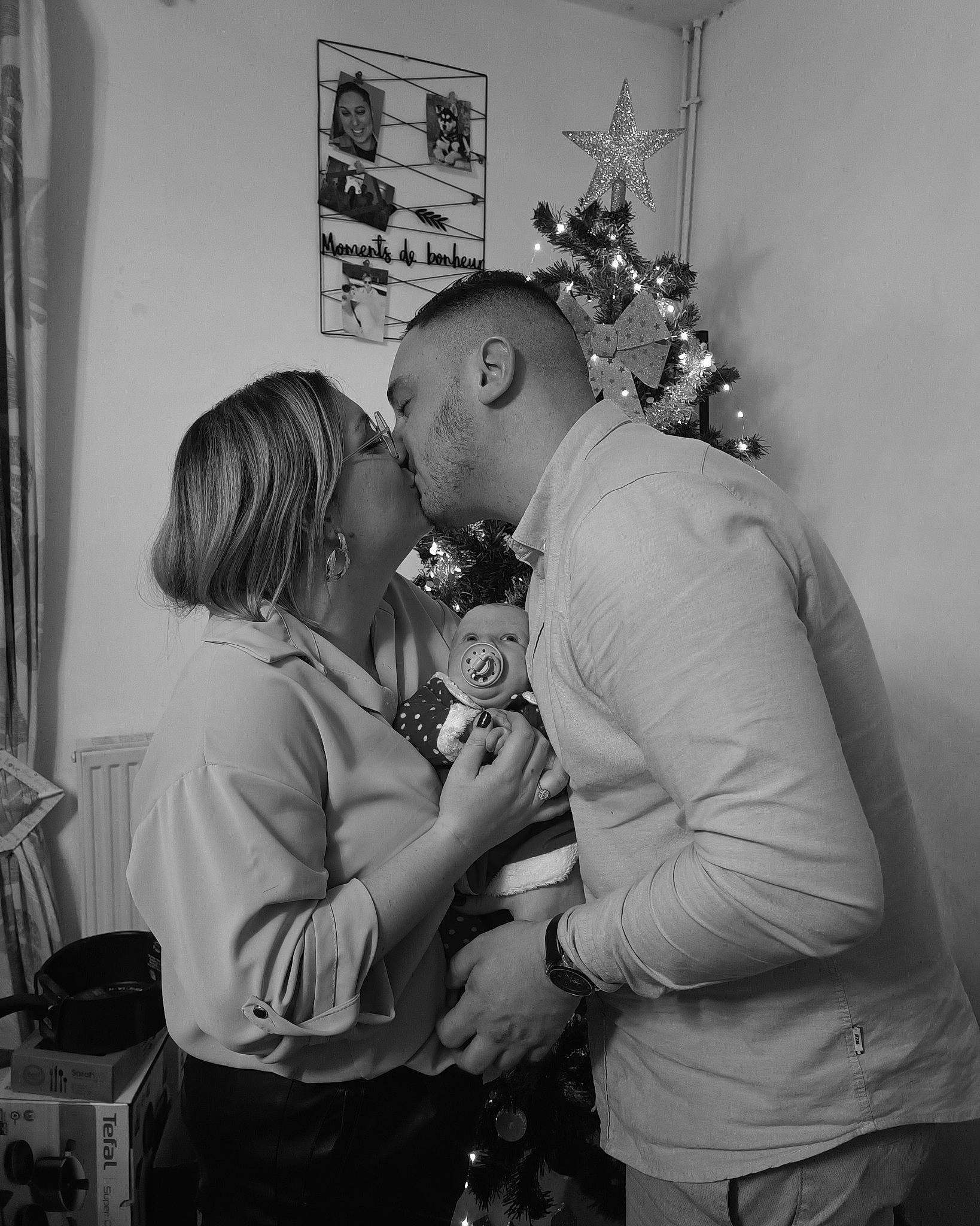 Aria a rejoint le concours — aidez-le/la à gagner de superbes lots ! black, black_and_white, child, curtain, event, friendship, fun, gesture, happy, jewellery, joy, kiss, monochrome, monochrome_photography, person, picture_frame, room, snapshot, standing, stool